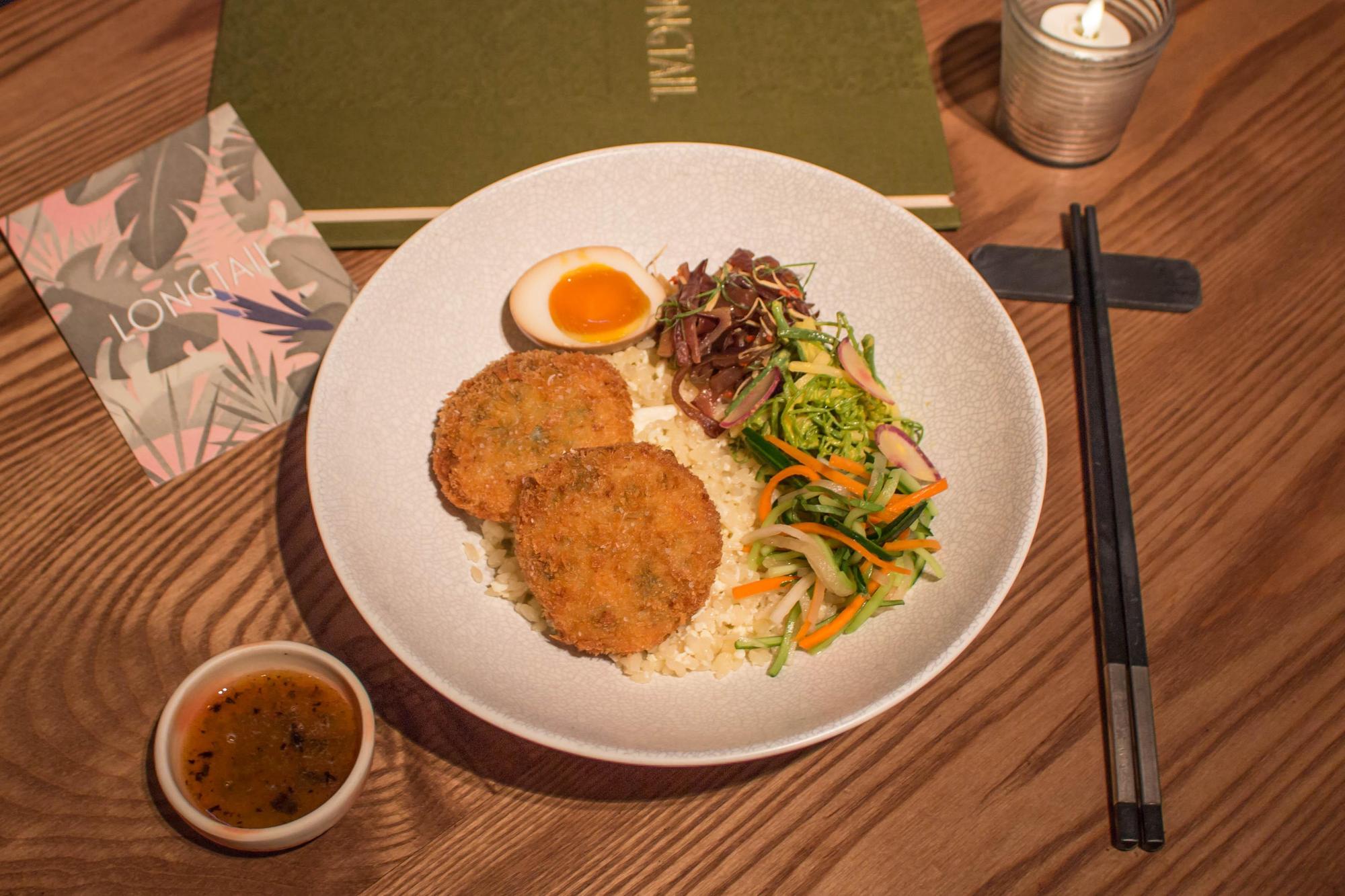 「梅子醬香酥蝦餅飯」的蝦餅以新鮮蝦⾁與蝦漿加入椰奶、檸檬葉、⾹茅、⿂露製成,充滿南洋風。(380元/個,LONGTAIL提供)