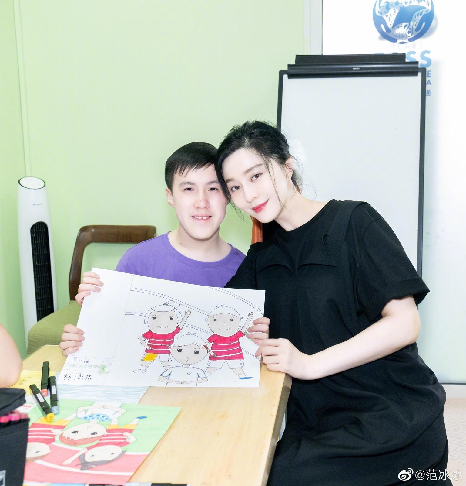 與范冰冰自己貼出、經過團隊修過的美照相比，相差不是太遠。（翻攝自范冰冰微博）