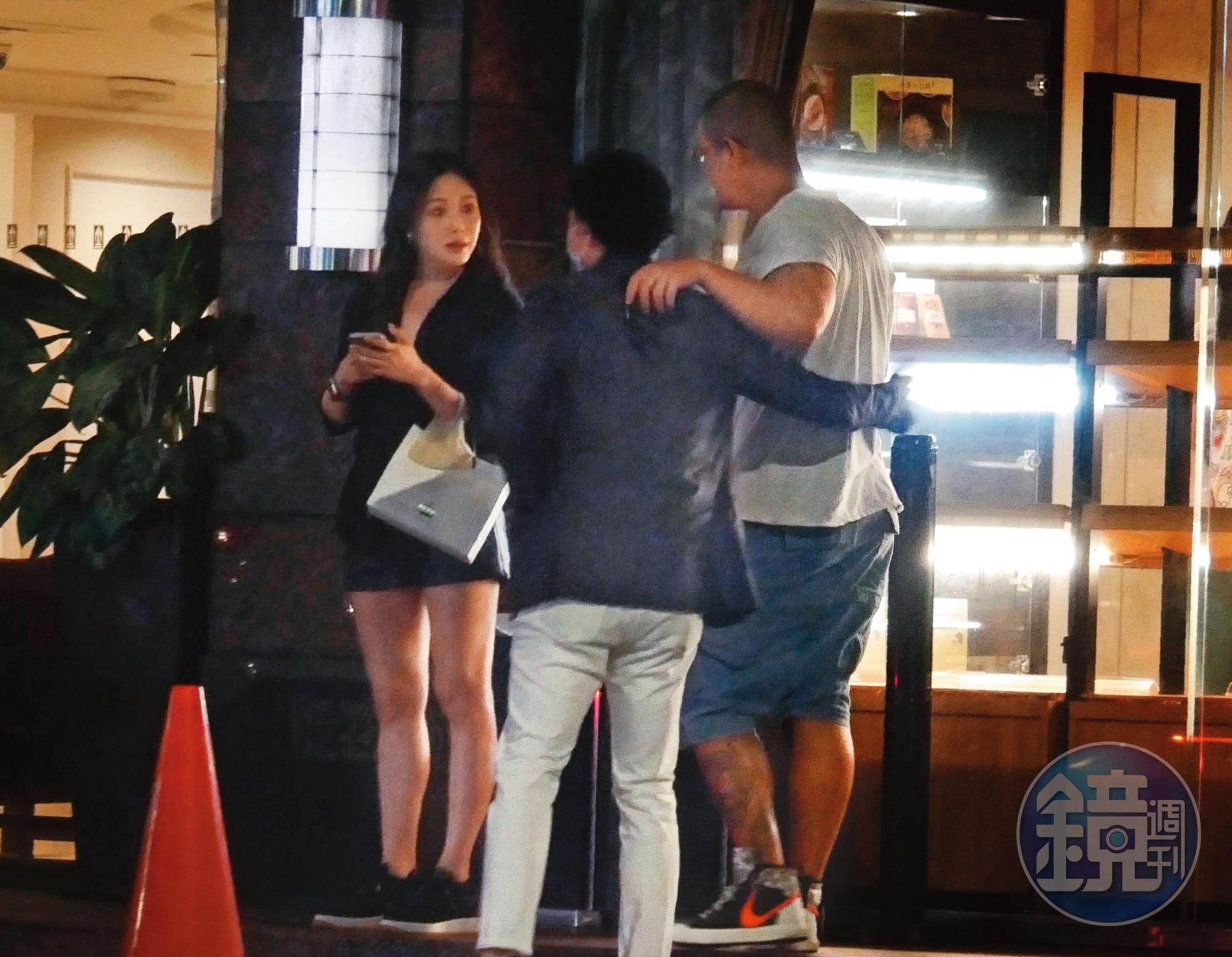 19：00，蔣友柏（右）和莊涵雲（左）現身華國大飯店，和親友一起聚餐。