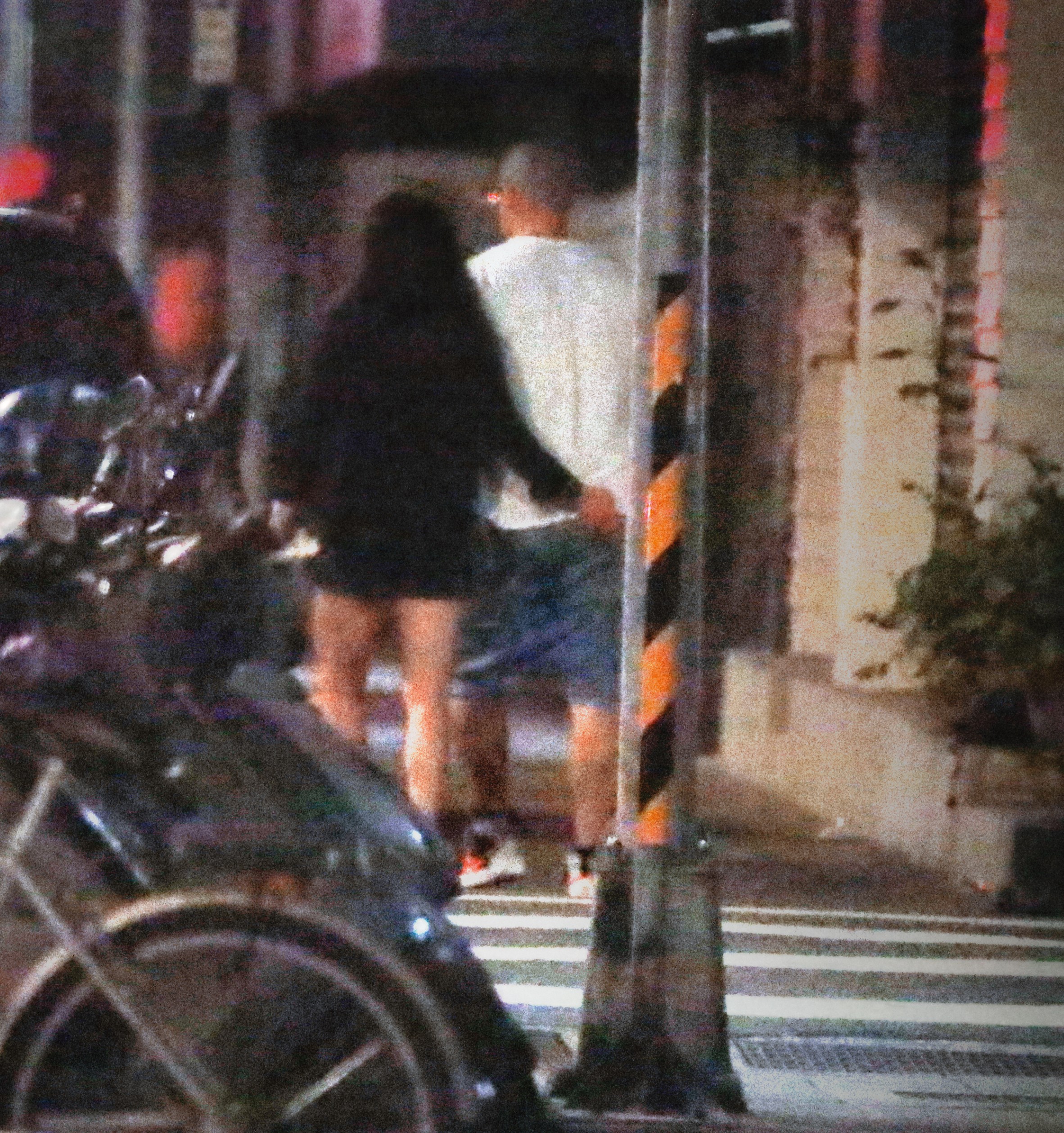 蔣友柏2021被拍到帶著莊涵雲(左)參加友人聚會,結束時莊涵雲順勢又將手一路往下滑到蔣友柏的屁股。(本刊資料照)