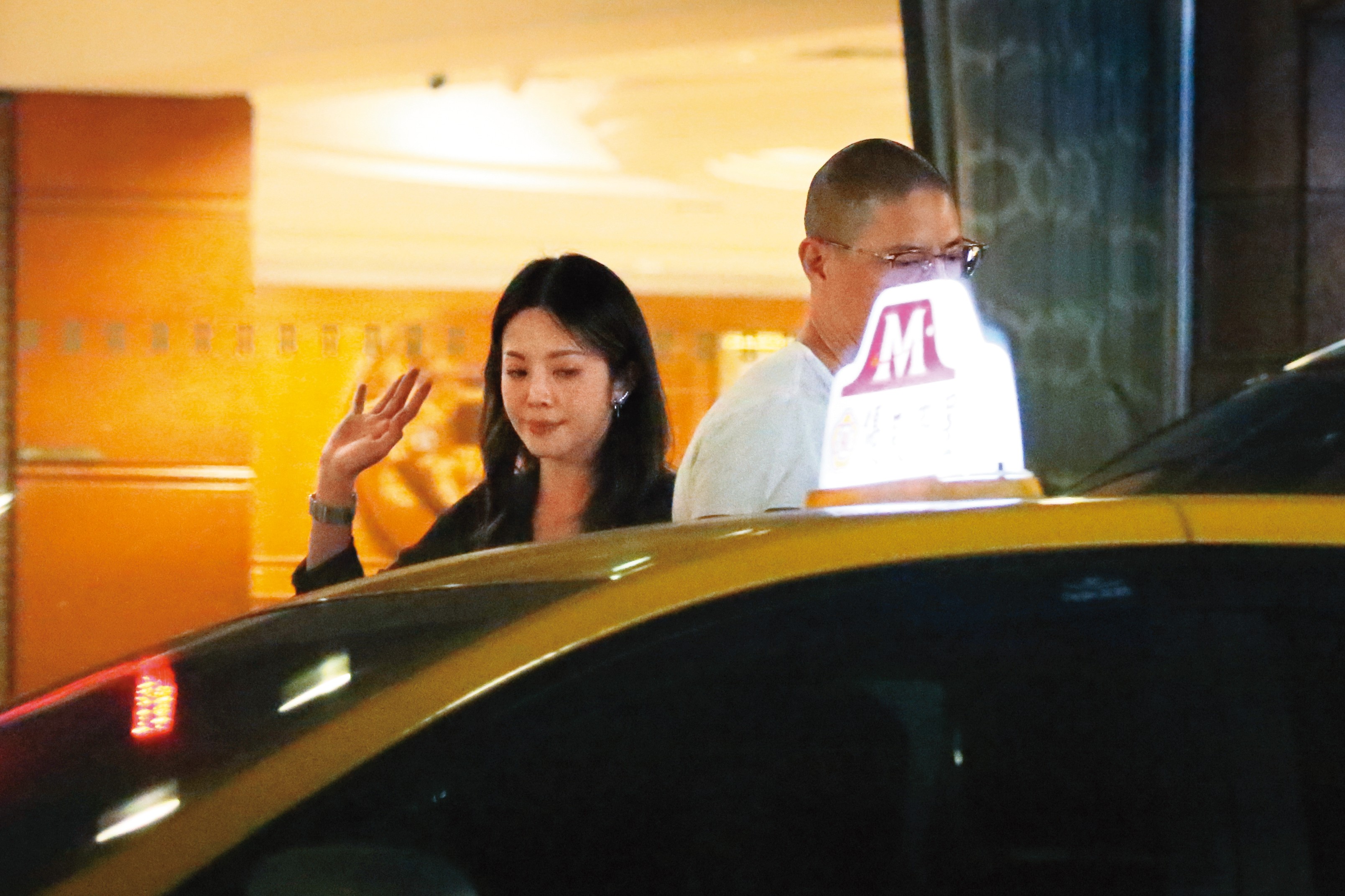 5月6日 23：10，蔣友柏（右）帶著莊涵雲（左）一同上計程車離開，回到北市中山區住處。