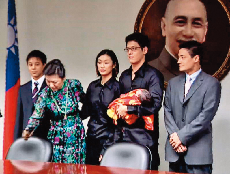 林姮怡(中)和蔣友柏(右2)婚後,曾在蔣方智怡(左2)陪同下,全家人一起面對媒體。右1為蔣友常、左1為蔣友青。(翻攝自《東森新聞》)