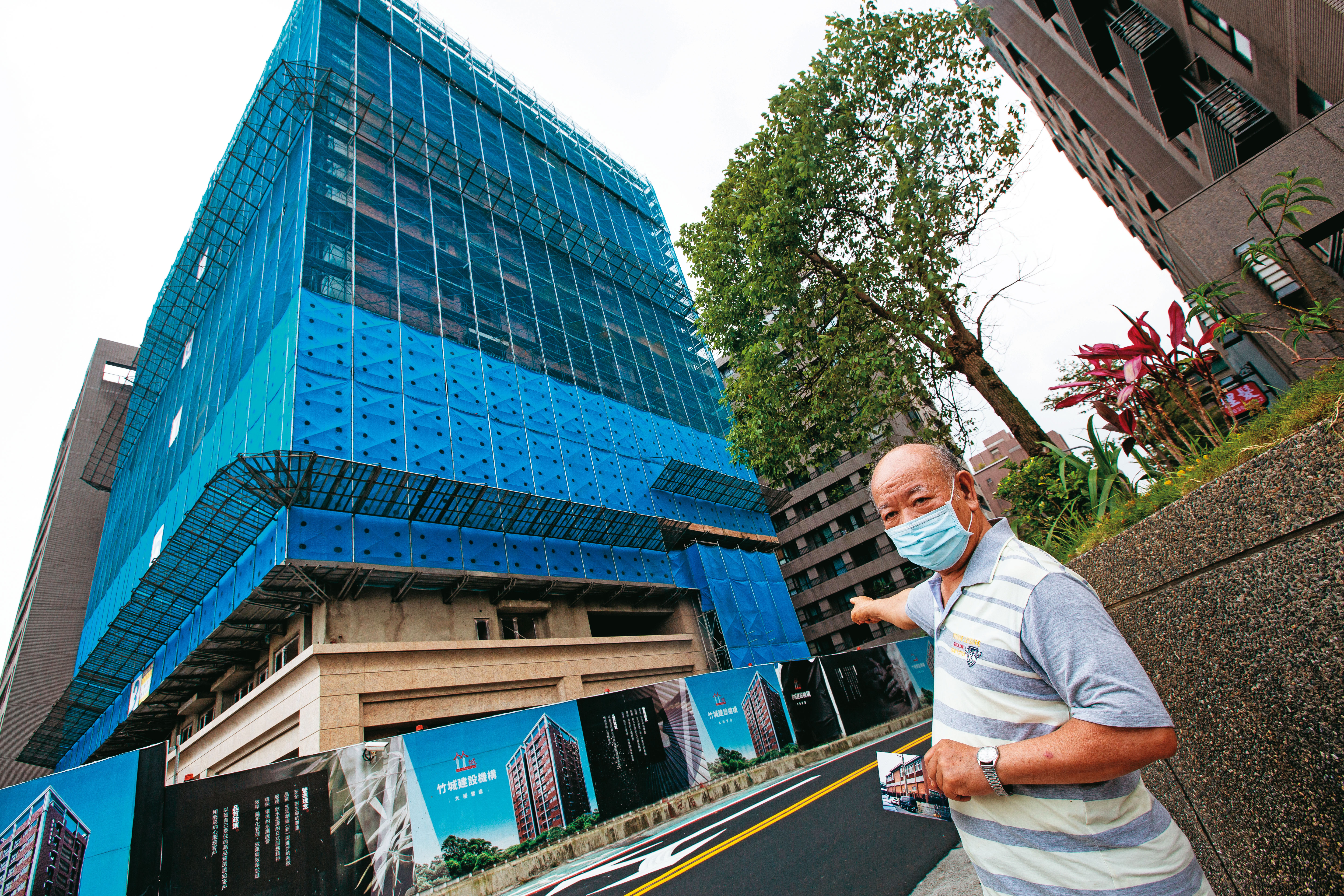 周元榮祭祀公業的祠堂被賣掉，現正改建豪宅「竹城。有樂町」大樓（圖），子孫周丁山站在昔日祠堂前說，上百億元的祖產被賣到剩5千萬元。