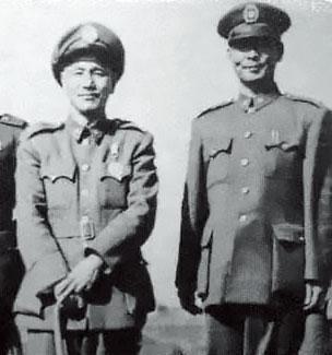 周氏宗親之一的前省主席周至柔(右),是前總統蔣中正(左)的愛將。(翻攝網路)