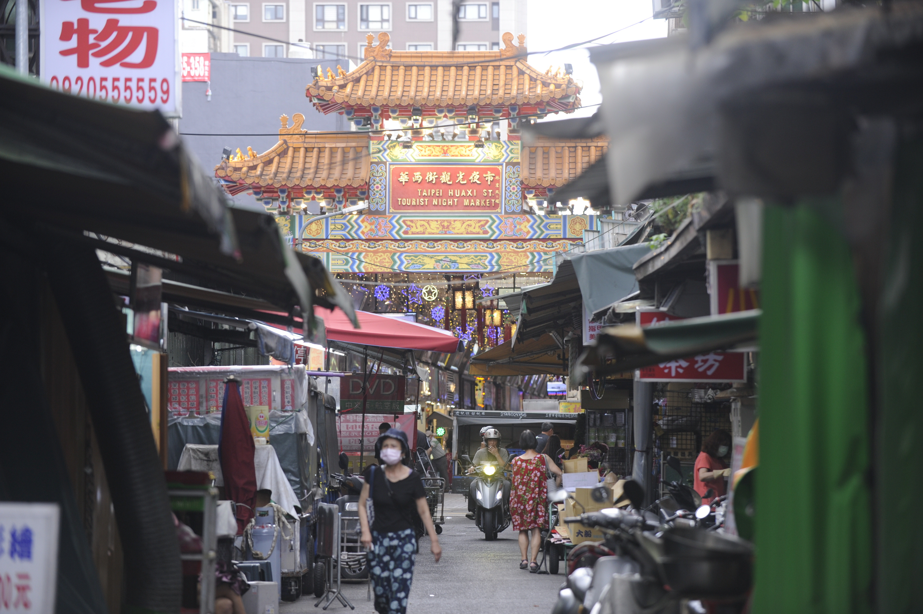 萬華爆出群聚感染，有市議員卻接獲消息，指當地有洗腎中心私下做快篩檢驗而未通報。圖為萬華茶室街一帶。