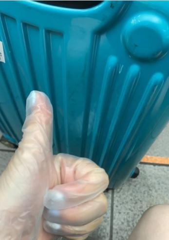 一名女大生分享她返鄉過程中的防疫措施,還買了醫療級手套戴著。(翻攝自dcard)