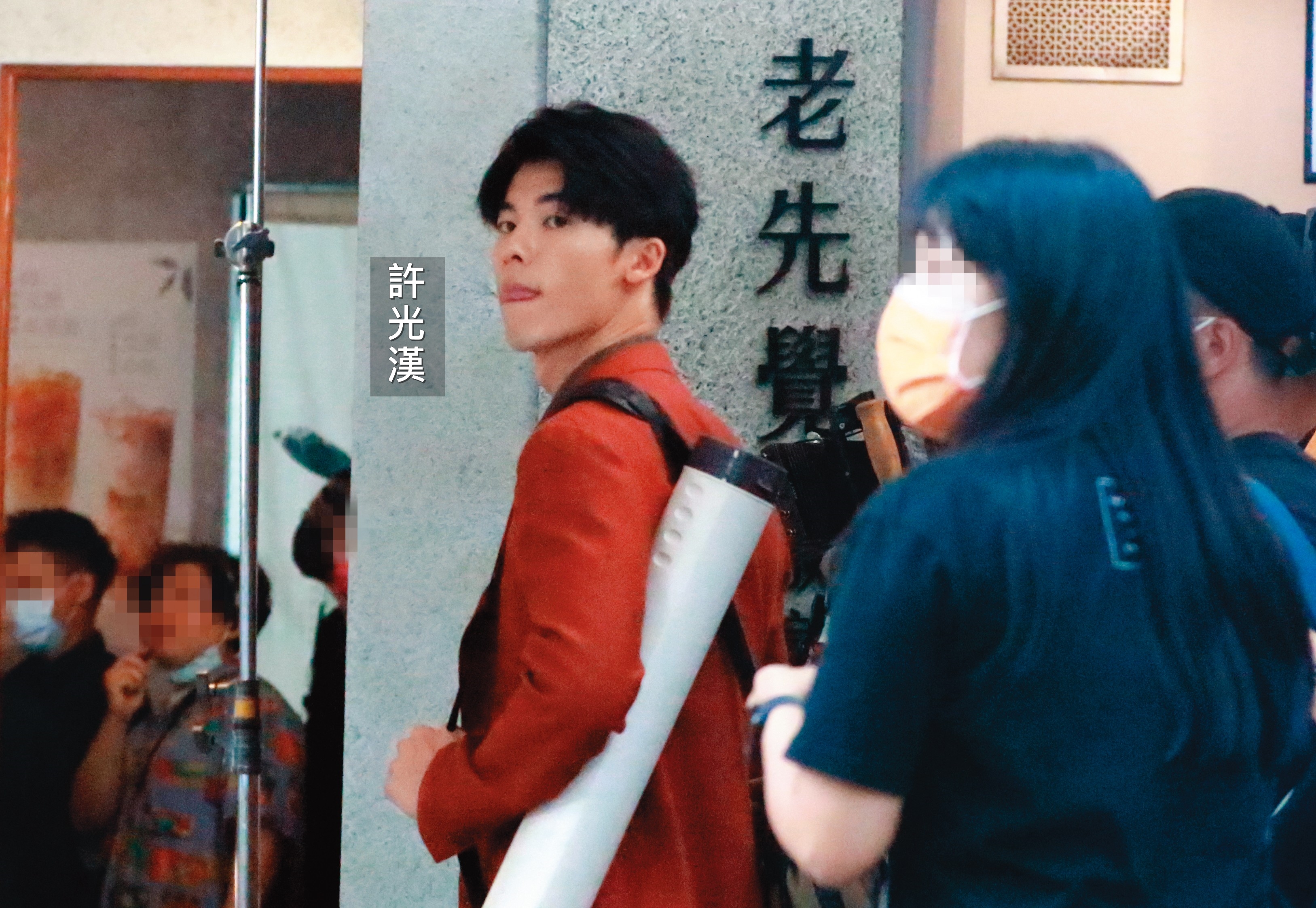 5/8 17:21 《想見你》造型曝光，許光漢看來並無太大改變，走的是休閒與正式風的中間值。