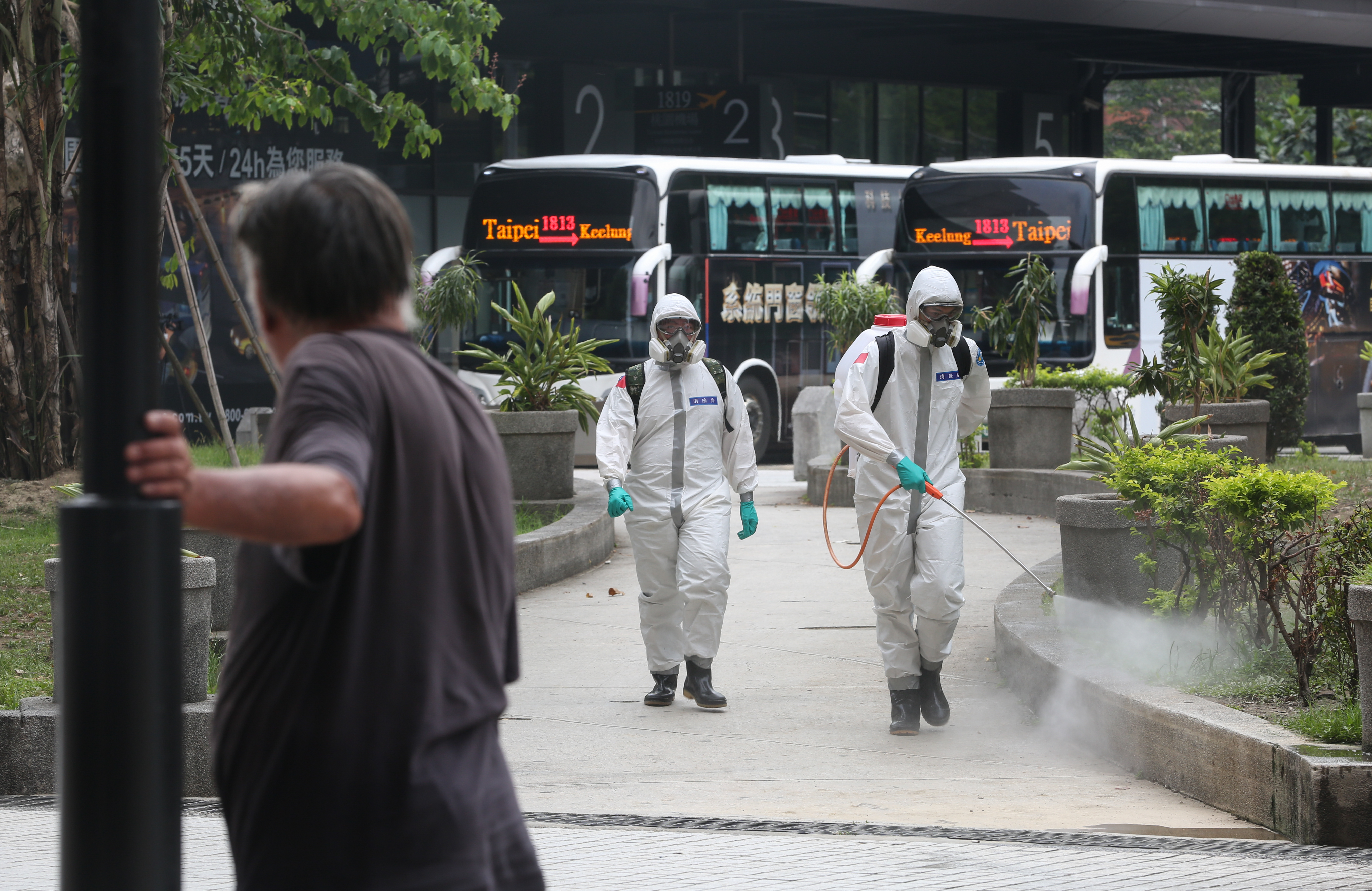 疫情擴散，防疫保單詢問度大增，但注意不少保單將封城列為除外項目，被保險人要有「隔離通知書」等書面文件，才能獲賠隔離補償金。