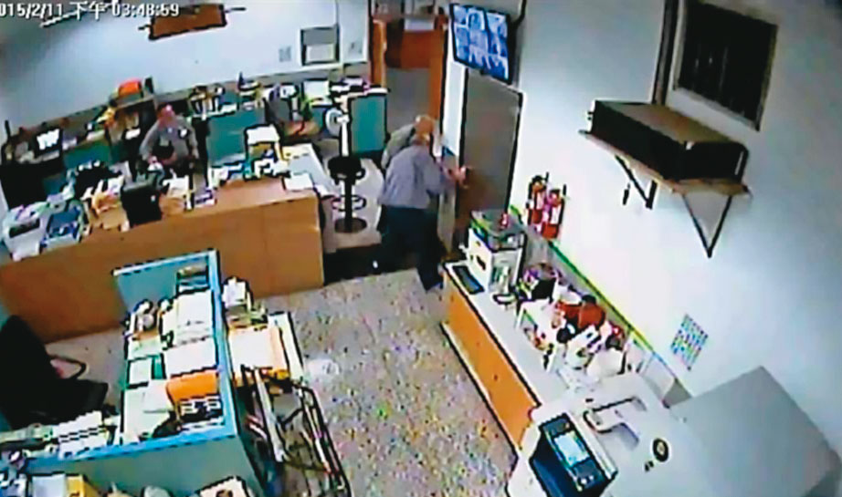 6囚闖入戒護科、破壞槍彈室，搶走10把長短槍及2百多發子彈。（翻攝畫面）