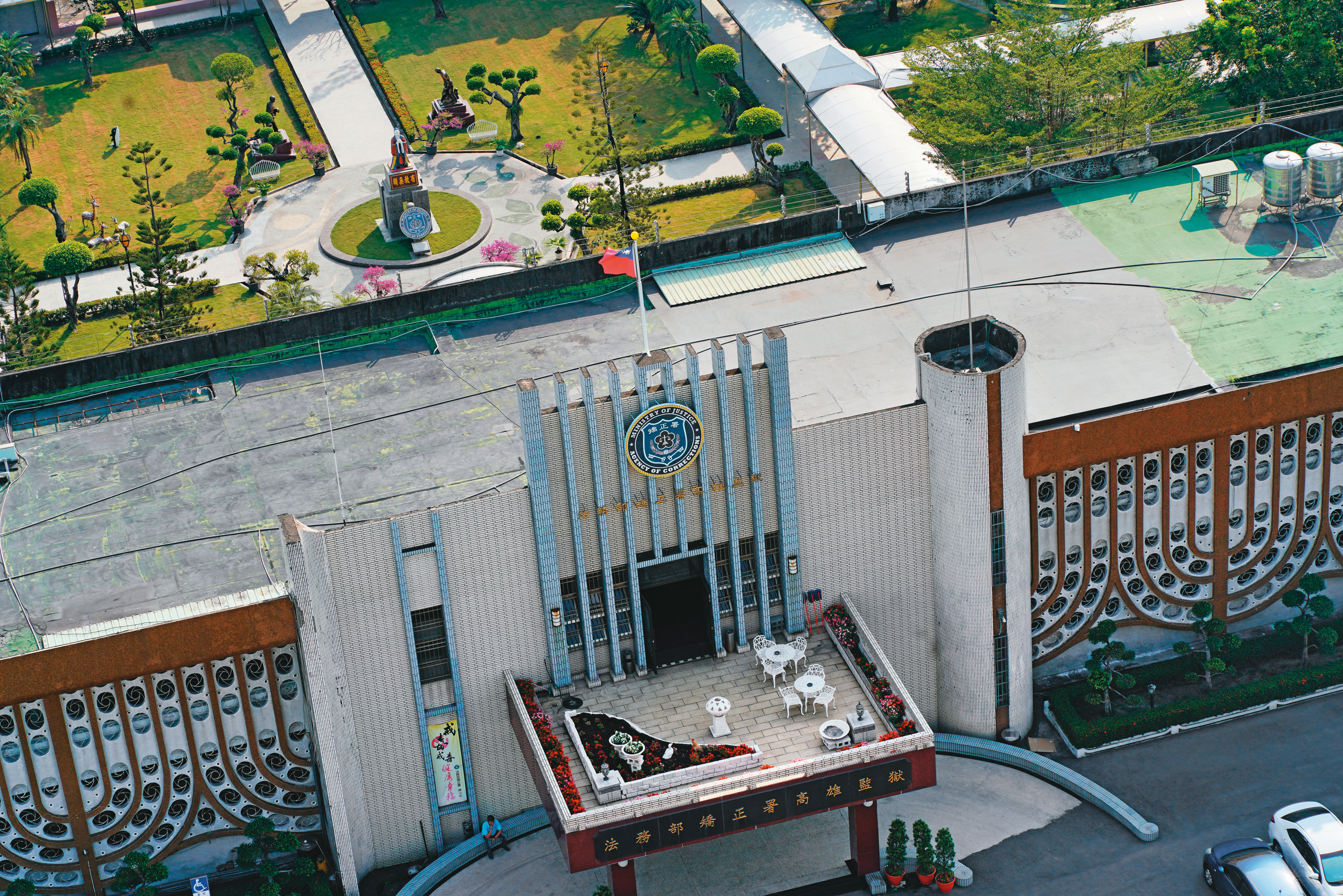 高雄大寮監獄挾持案歷經14小時對峙，最後6囚自盡，宣告落幕。