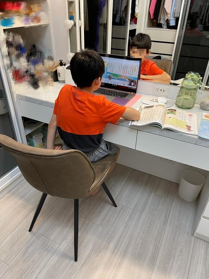 嚴立婷PO出自己兒子在家上課的模樣。（翻攝自嚴立婷臉書）