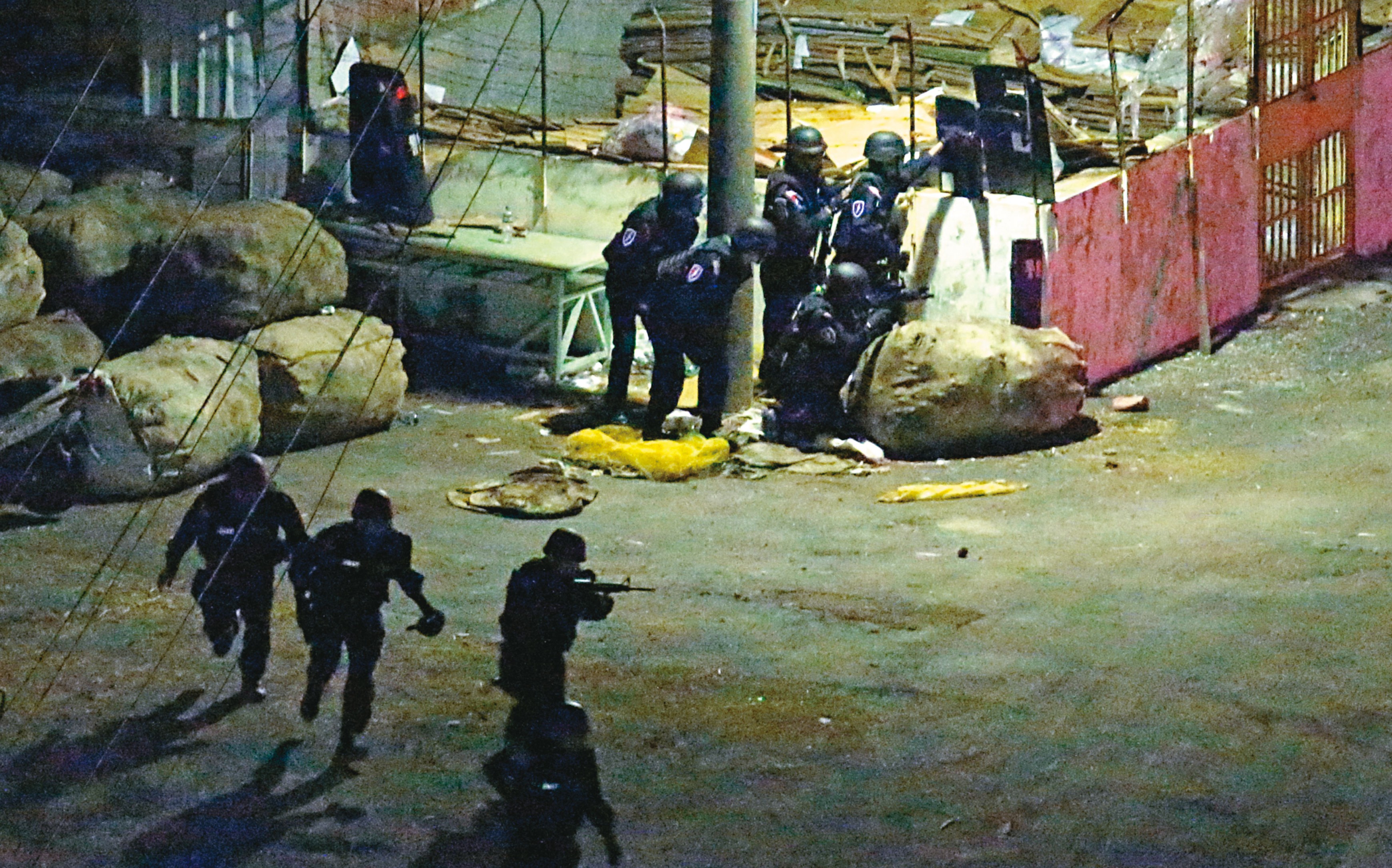 針對大寮監獄挾持案，警方派出300名荷槍實彈的員警待命攻堅。（聯合知識庫）