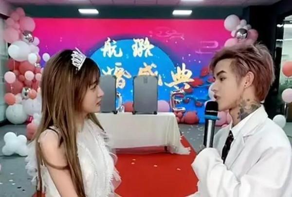 殷世航（右）向同為網紅的女友套璐璐（左）求婚，不僅直播過程，還順帶販售商品。（翻攝自瀟湘晨報）