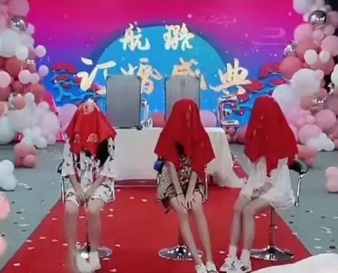 直播中殷世航前女友還與現任女友套璐璐，配合小遊戲「唐伯虎點秋香」。（翻攝自瀟湘晨報）