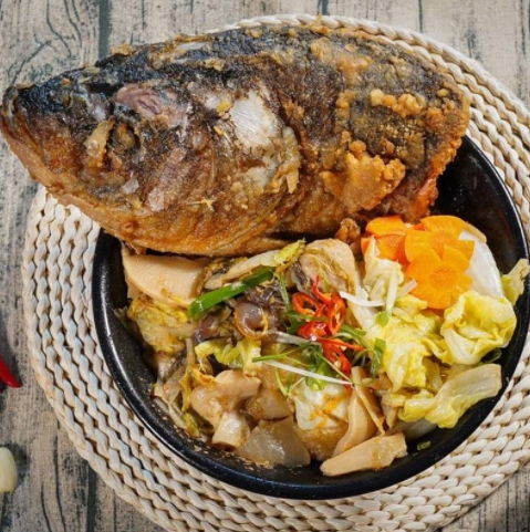 有著台灣辦桌文化口味的「砂鍋魚頭家庭綜合組」。（999元／600g，加贈豬大骨高湯2包，Pinkoi提供）