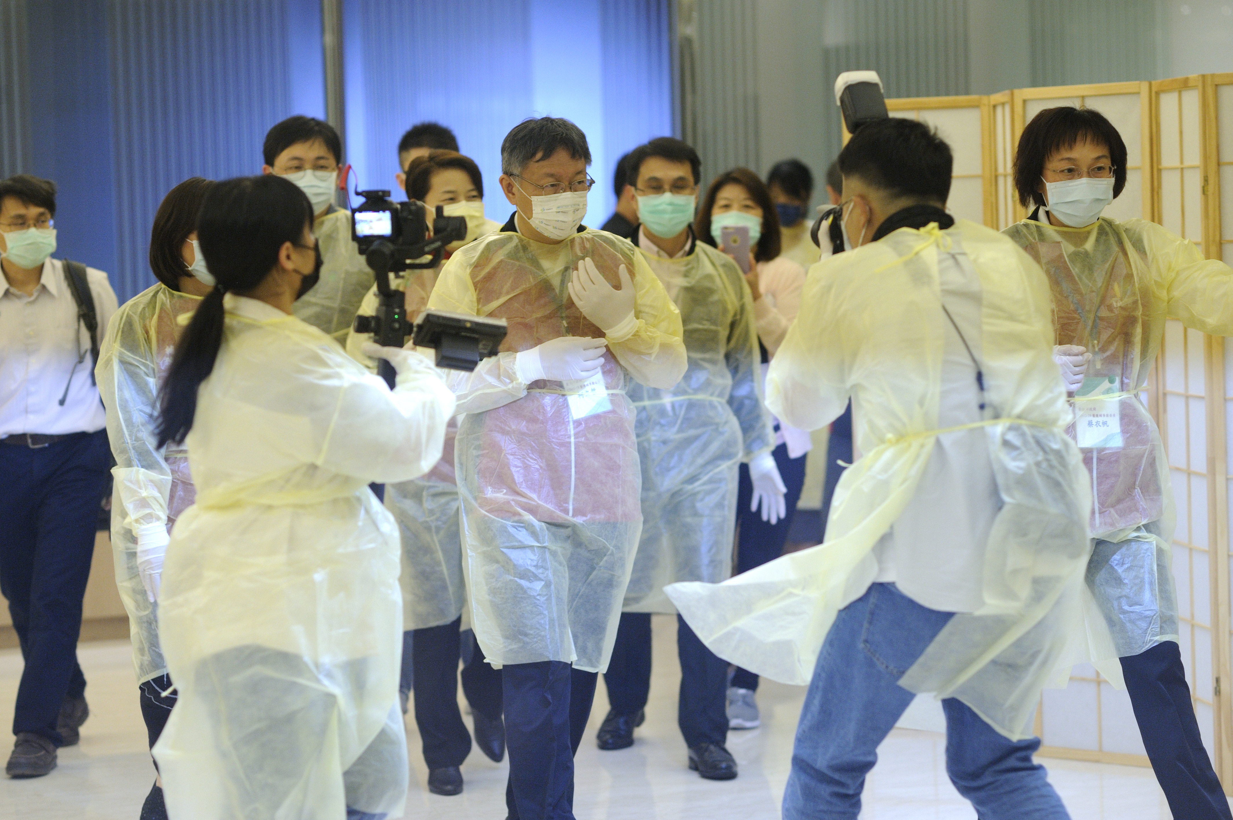 台北市長柯文哲（中）今喊話稱，自己對醫療體系有信心；圖為柯文哲日前視察防疫飯店。（本刊資料照）