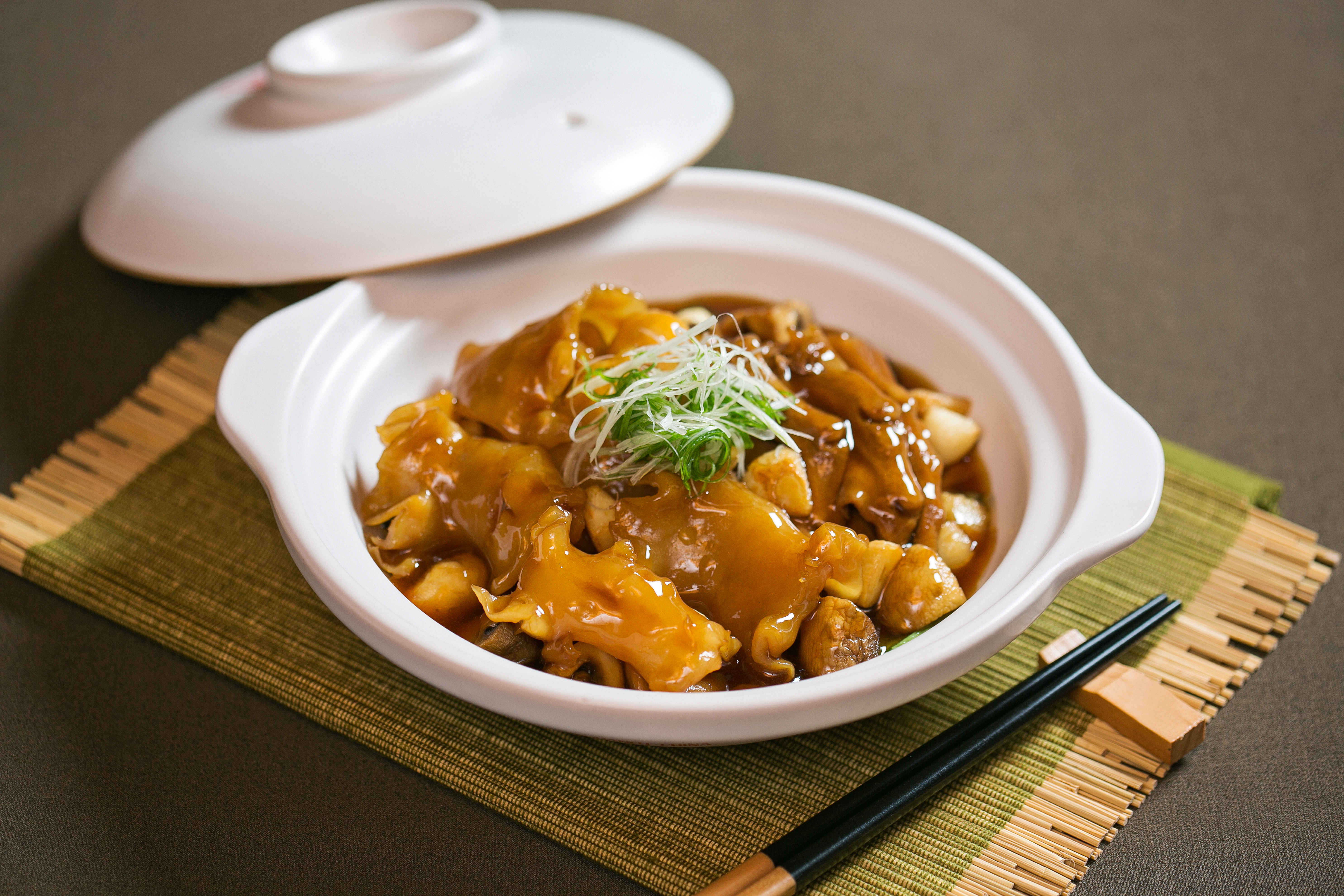 國賓粵菜廳推出外帶菜色「北菇花膠鵝掌煲」(880元/份)(台北國賓大飯店提供)
