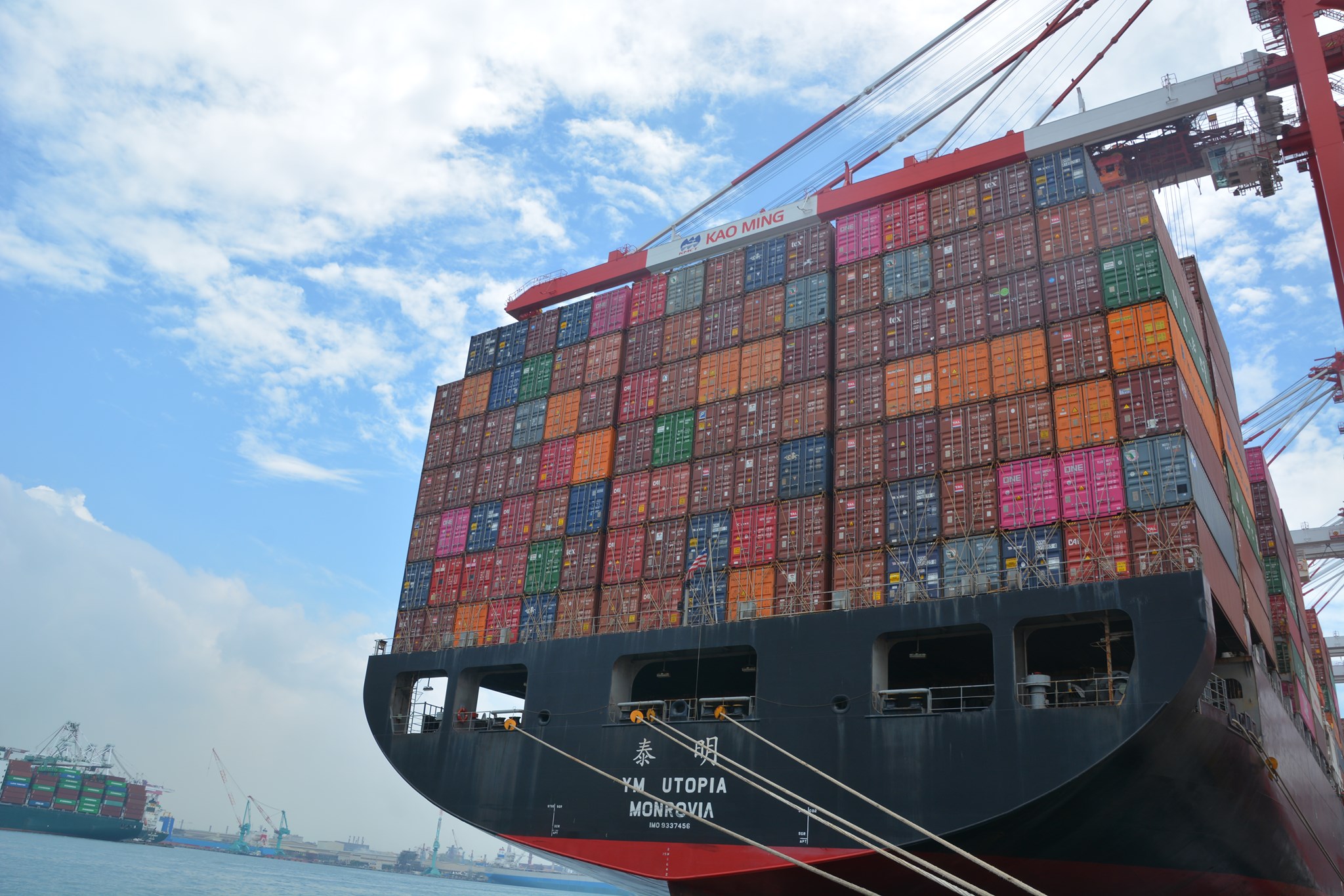 昨日台股大漲，指數收復萬六，市場人氣王航運、鋼鐵股皆漲停。（翻攝自台灣港務股份有限公司高雄港務分公司臉書）