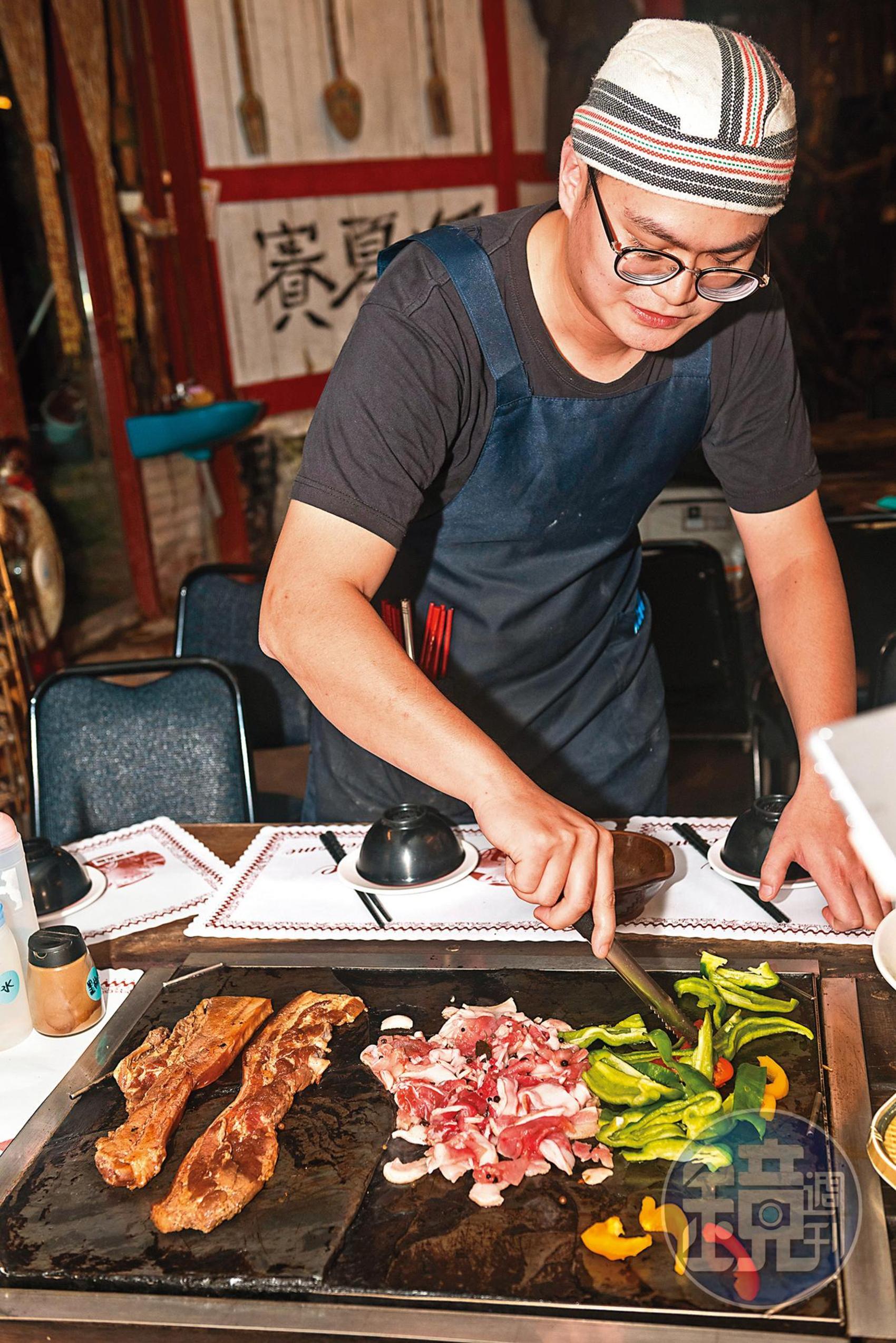 「那伊魯灣風味餐廳」餐廳提供客人自己體驗料理石板烤肉的樂趣。