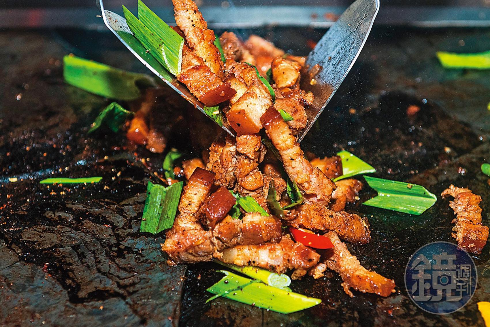 「石板烤肉DIY原味山豬肉」撒上馬告一起拌炒調味。（200元／份）