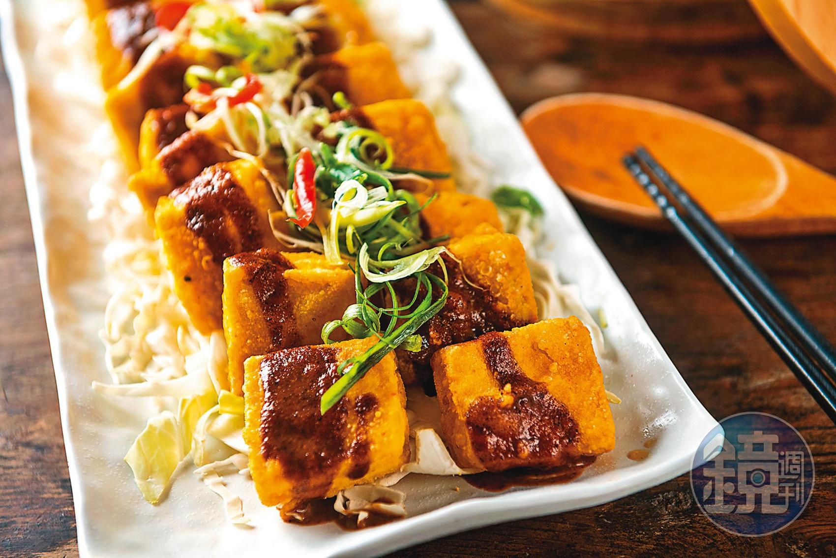 淋上馬告醬汁的「馬告風味豆腐」是相當受歡迎的原住民風味料理。（180元／中份）