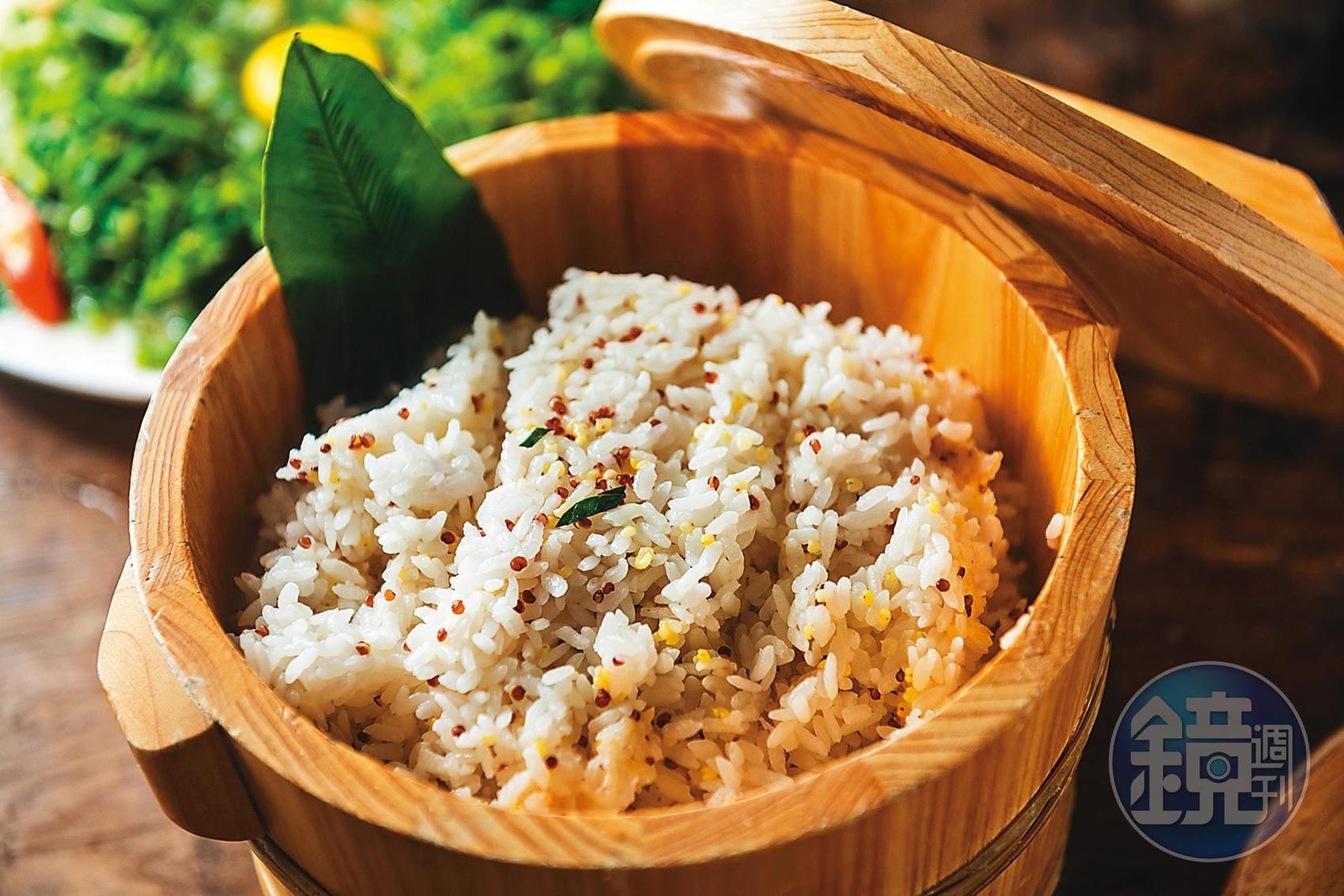 加入紅藜與小米的「白飯」，也是旅客必吃的主食。（10元／碗）