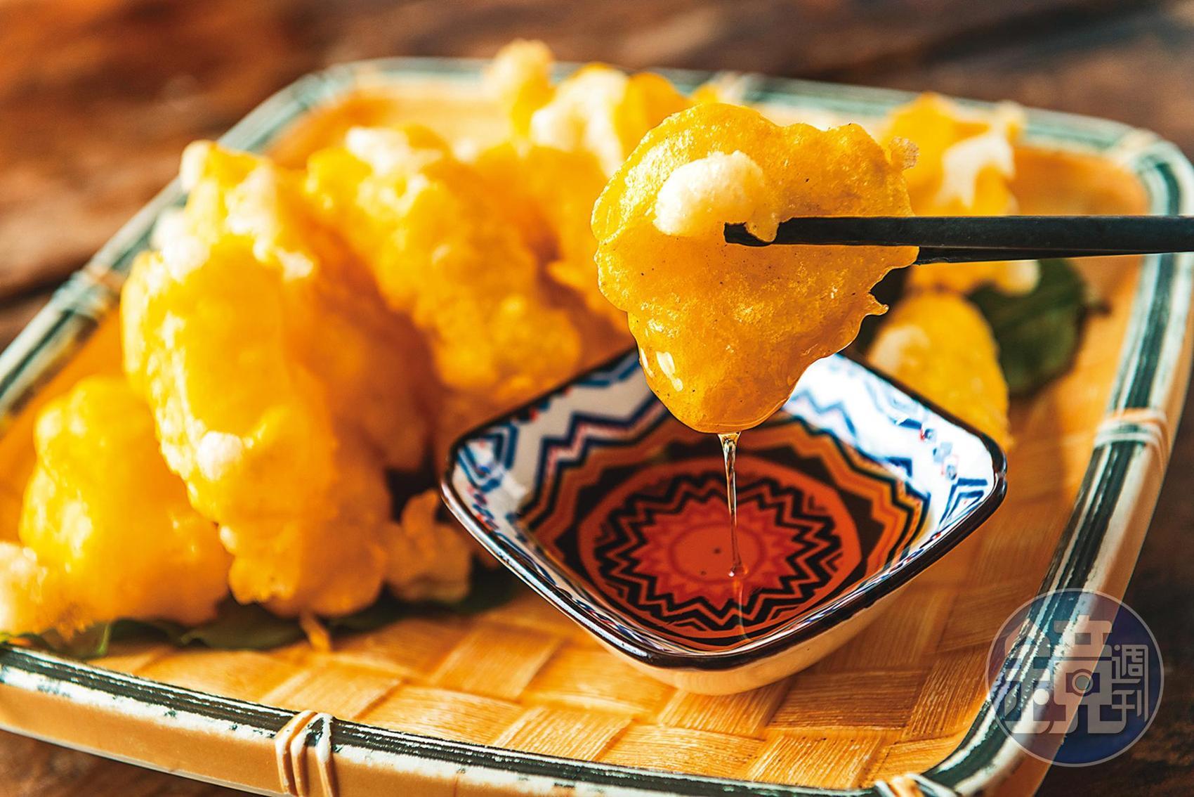 使用小米製作的麻糬「炸頂腦問」，是必點的賽夏族風味小吃。（150元／小份）