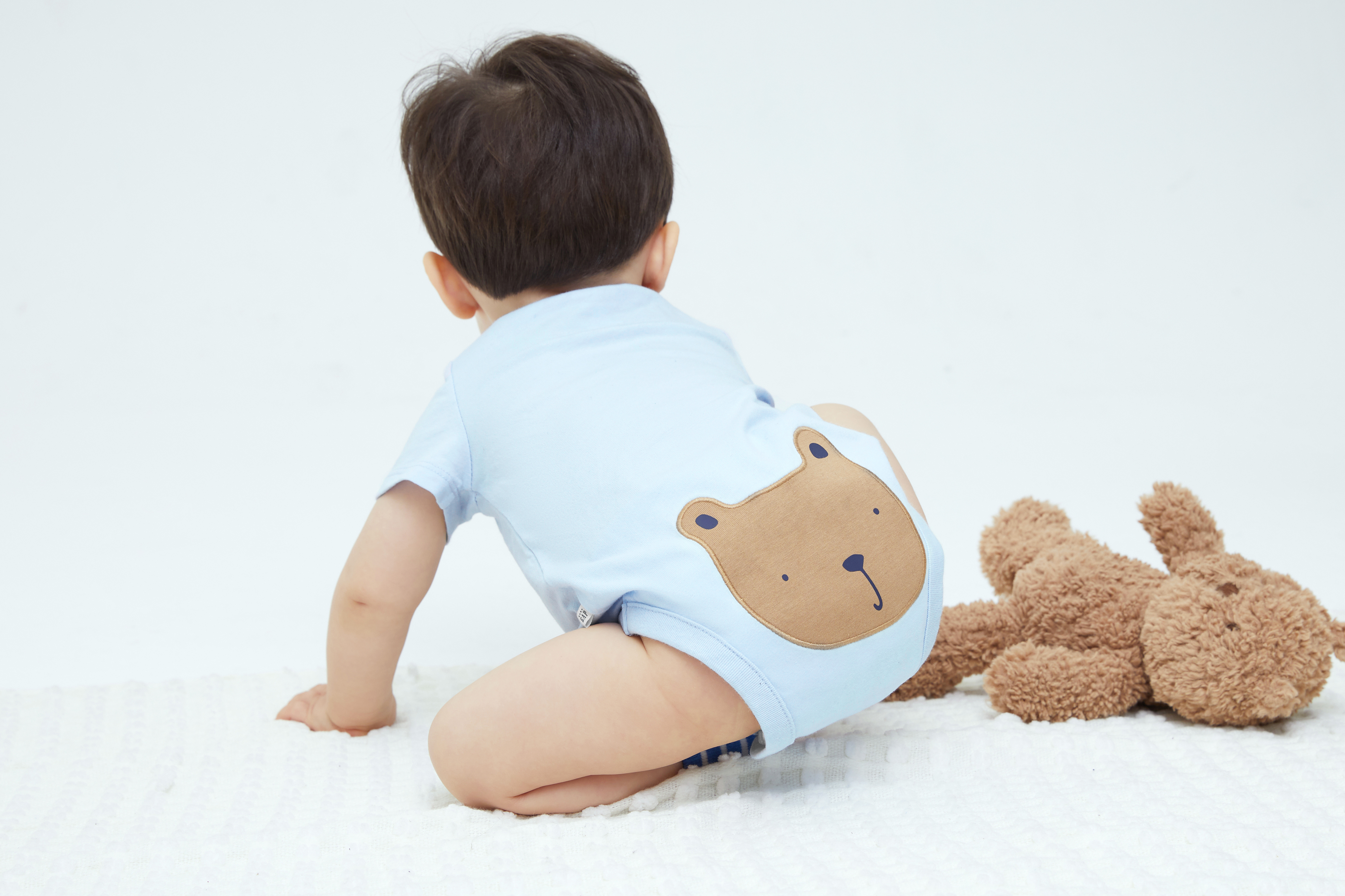 GAP推出「布萊納小熊系列」有四大隱藏版超貼心設計，滿足爸爸媽媽與新生兒送禮等消費需求。（GAP提供）