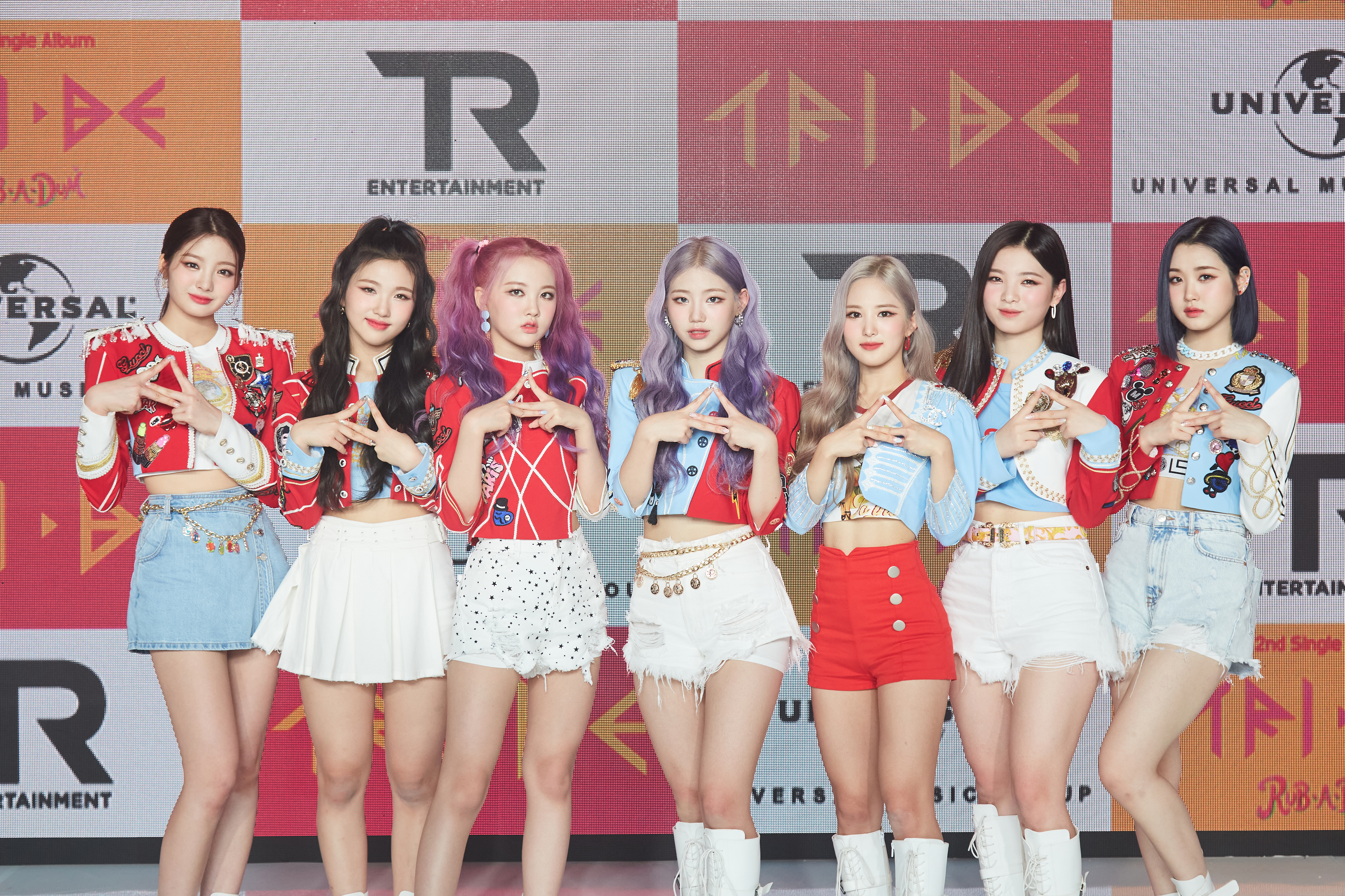 新人女團TRI.BE發行第二張新單曲專輯《Conmigo》。(環球唱片提供)