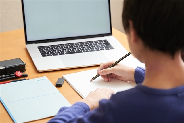 教育部宣布全台各級學校及公私立幼兒園停止到校上課，讓家長們考慮請長輩代為照顧小孩。（示意圖，PhotoAC）