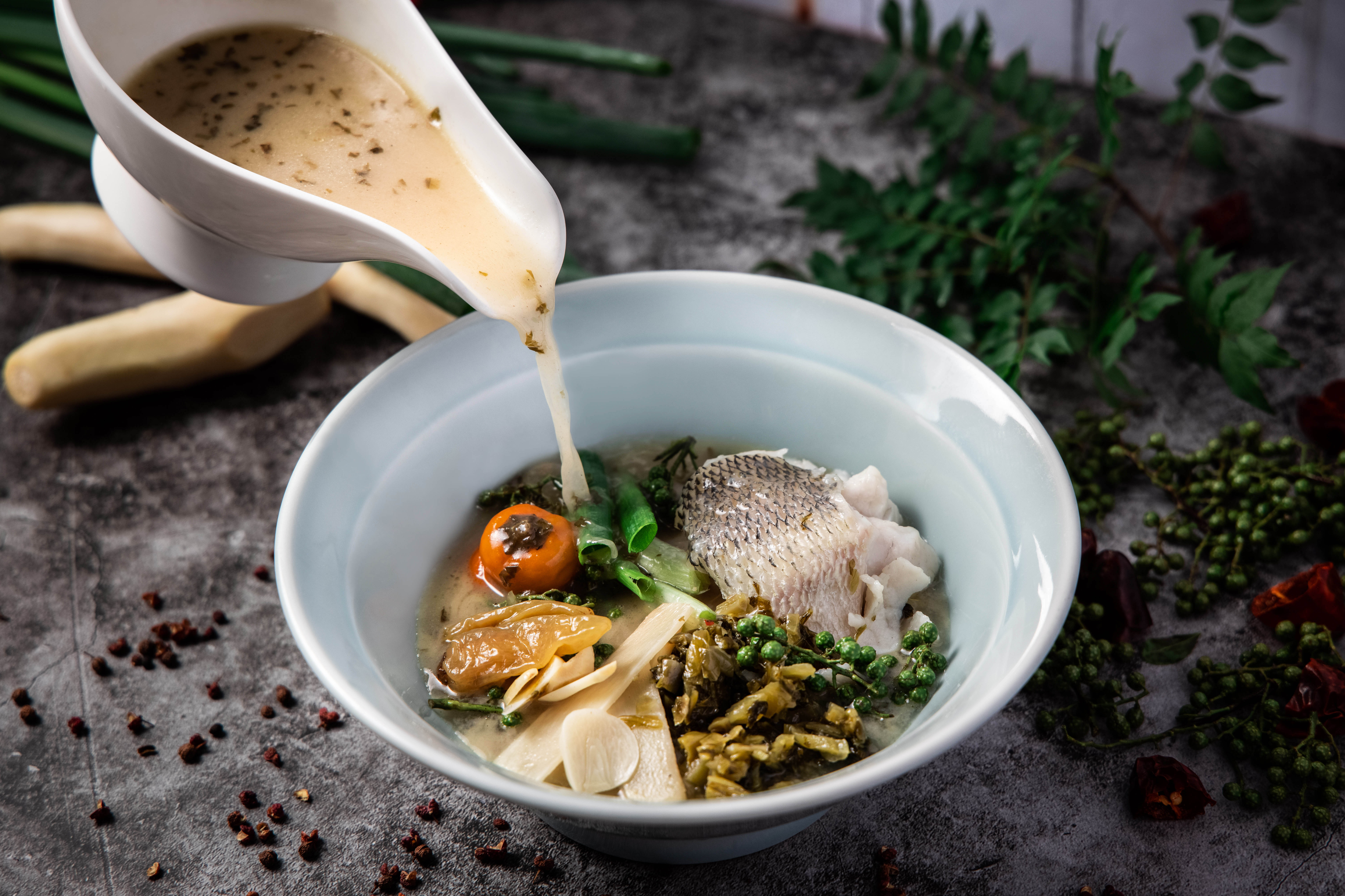 君悅酒店推出「雲錦酸菜水煮魚湯底（不含魚）」，讓民眾在家也能輕鬆料理美味川菜。（250元／份）（台北君悅酒店提供）