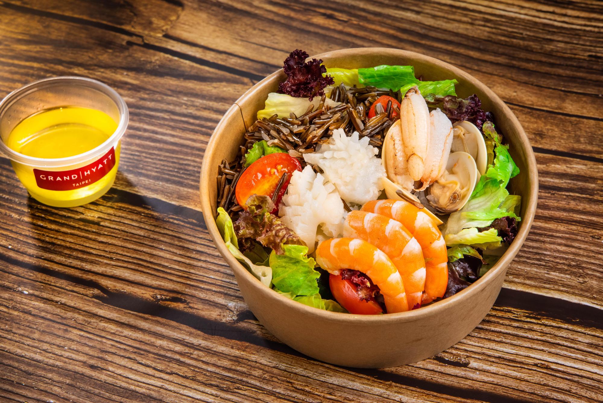 喜歡沙拉輕食等餐點的人，飯店提供超過四、五種以上不同口味的選擇。（200元／份）（台北君悅酒店提供）