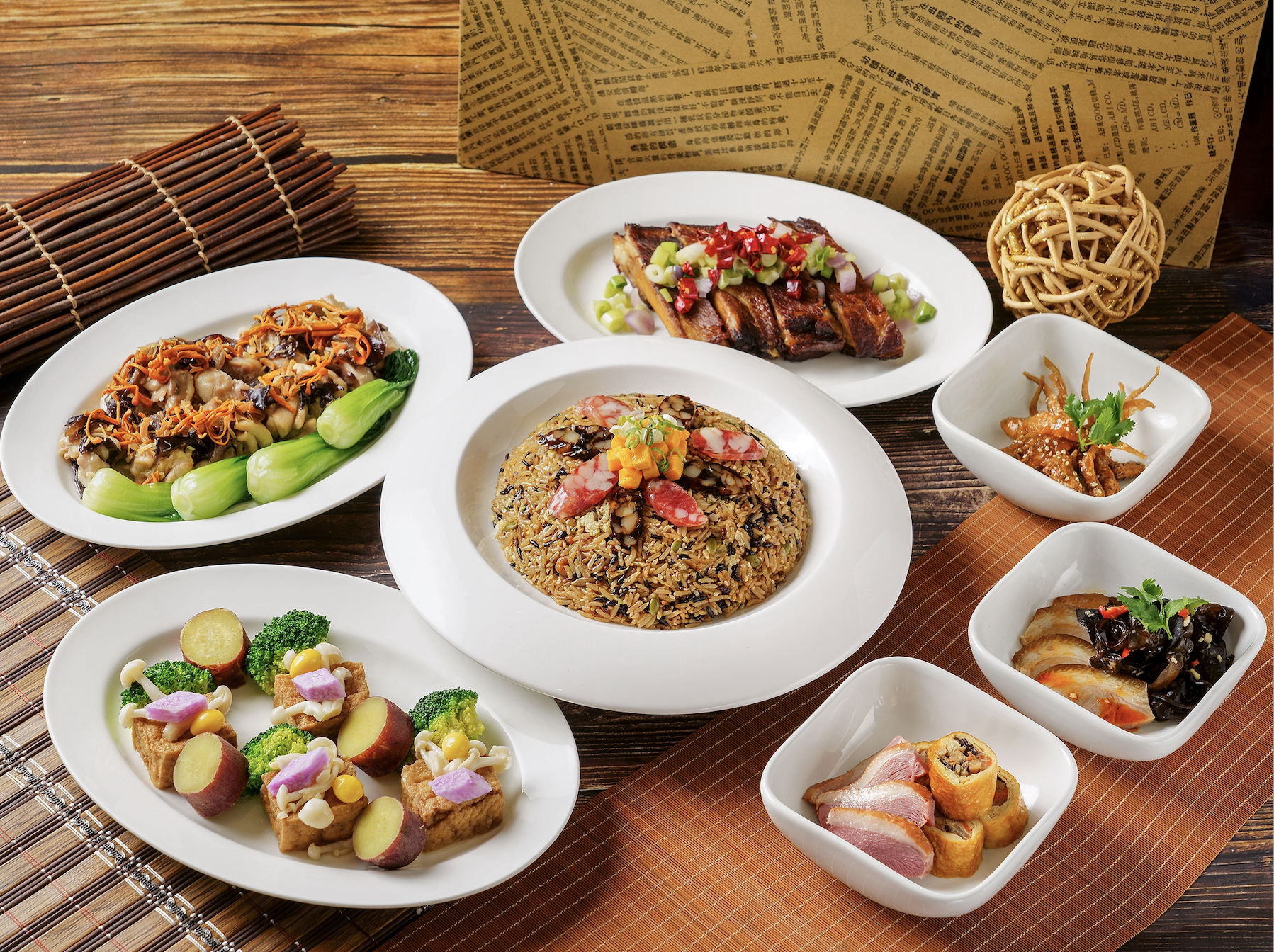 適合家中成員較多的「君悅家宴外帶饗宴」，內含江南鳳尾魚、冰梅櫻桃鴨、瑤柱蟲草花蒸雞與金瓜紅藜紫米飯等菜色。（1,800元／份）（台北君悅酒店提供）