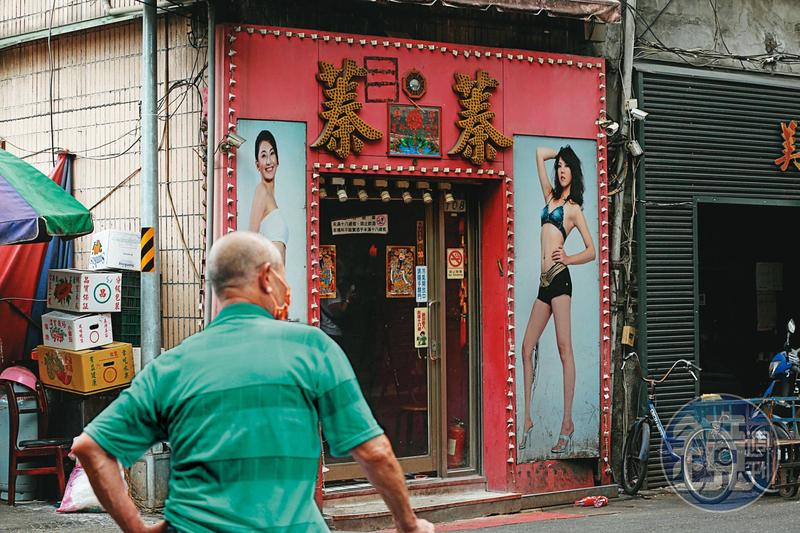 台北市議員鍾小平接獲民眾爆料，稱有上百名外籍女陪侍逃往中南部。（圖中店家、人物為示意圖，已變裝處理）