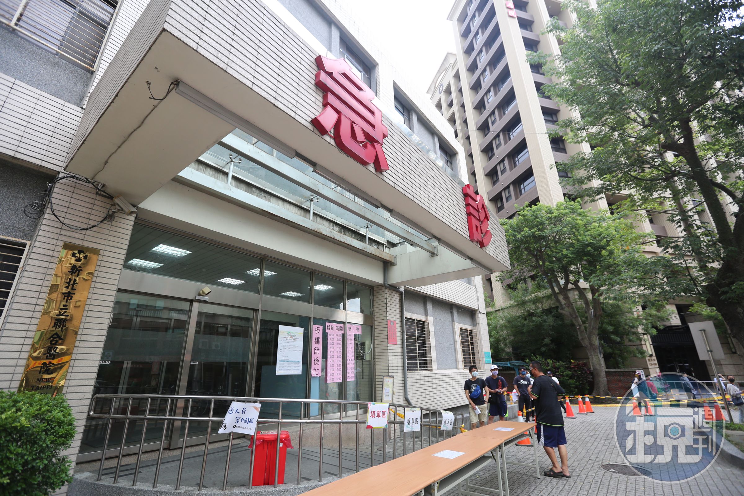 新北市傳出有通緝犯確診卻不敢就醫的情況，警方火速逮人。篩檢站示意圖，非當事現場。（本刊資料照）
