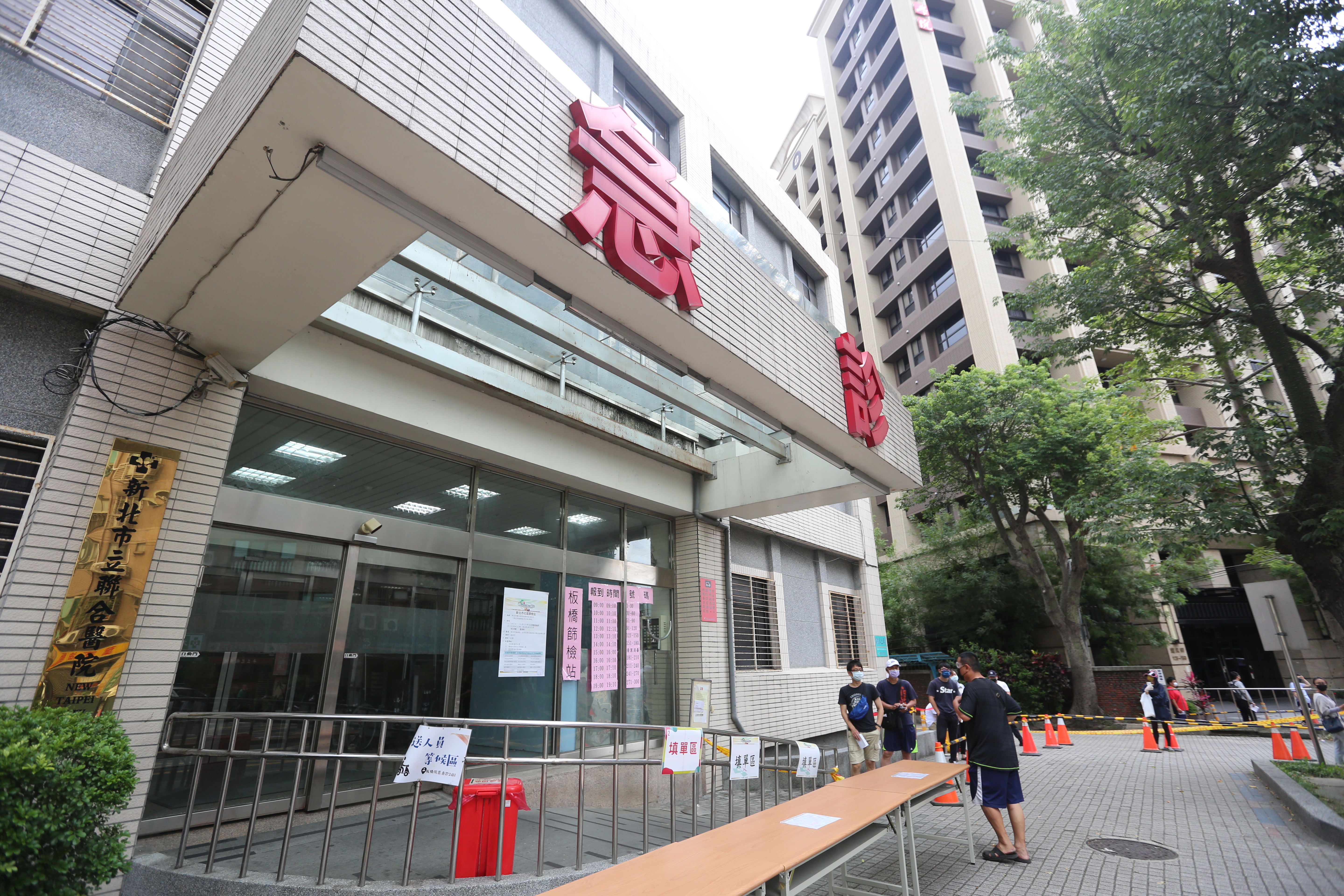 新北市傳出有通緝犯確診卻不敢就醫的情況，警方火速逮人。篩檢站示意圖，非當事現場。（本刊資料照）