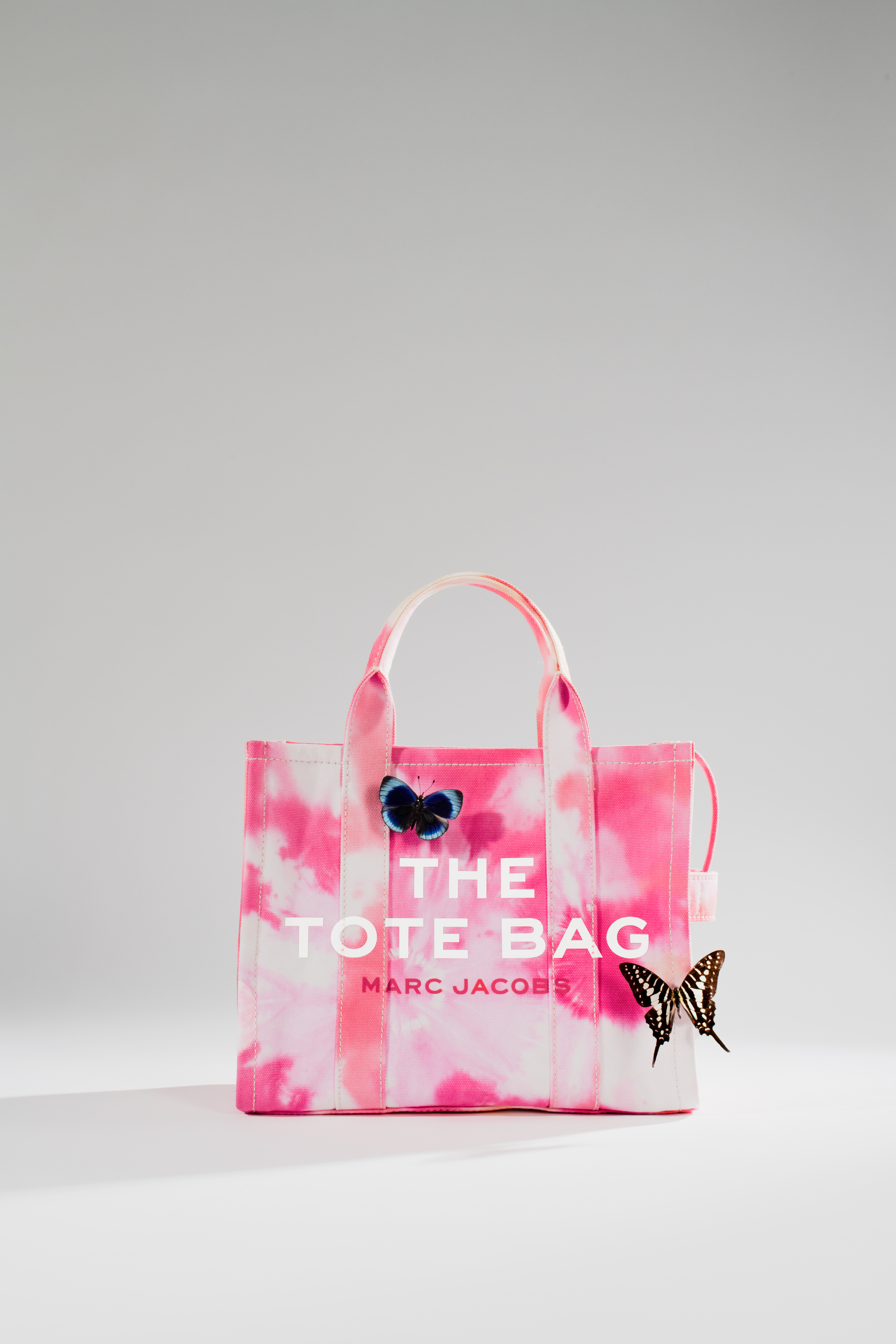 彩霞粉渲染The Tote Bag （小），NT$10,990。（俊思提供）