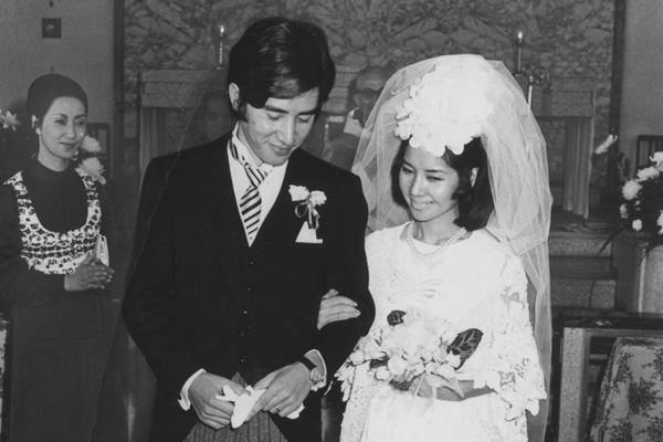 田村正和(左)1970年和圈外人和枝結婚,婚後並沒有去度蜜月。(翻攝自《女性自身》)