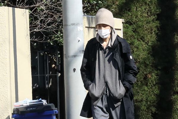 田村正和前年再被媒體捕捉,身形消瘦,也強調無意再繼續演戲。(翻攝自《女性自身》)