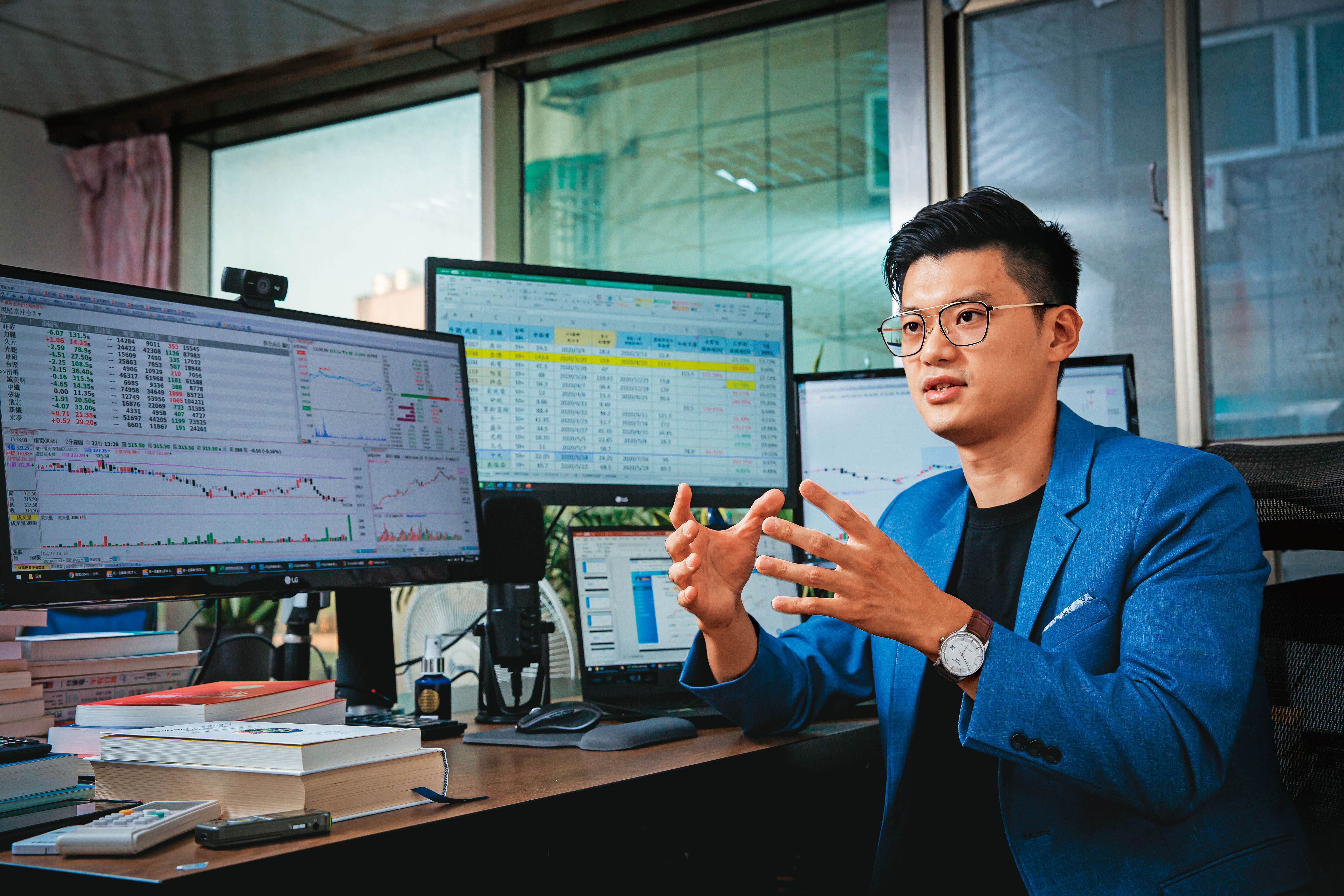 從警界提早退休的葉韋辰，靠著鑽研K線、紀律操作，擺脫過往一成不變的「盤整人生」。