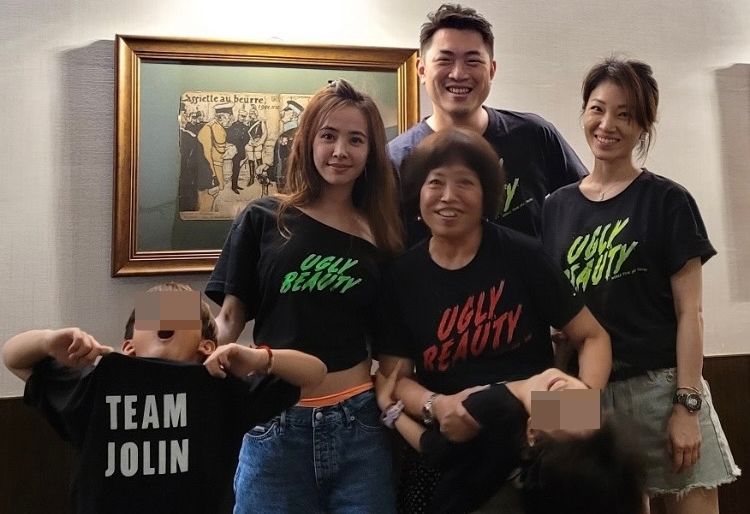 母親節當天，蔡依林分享一家人過節照。（翻攝自蔡依林IG）