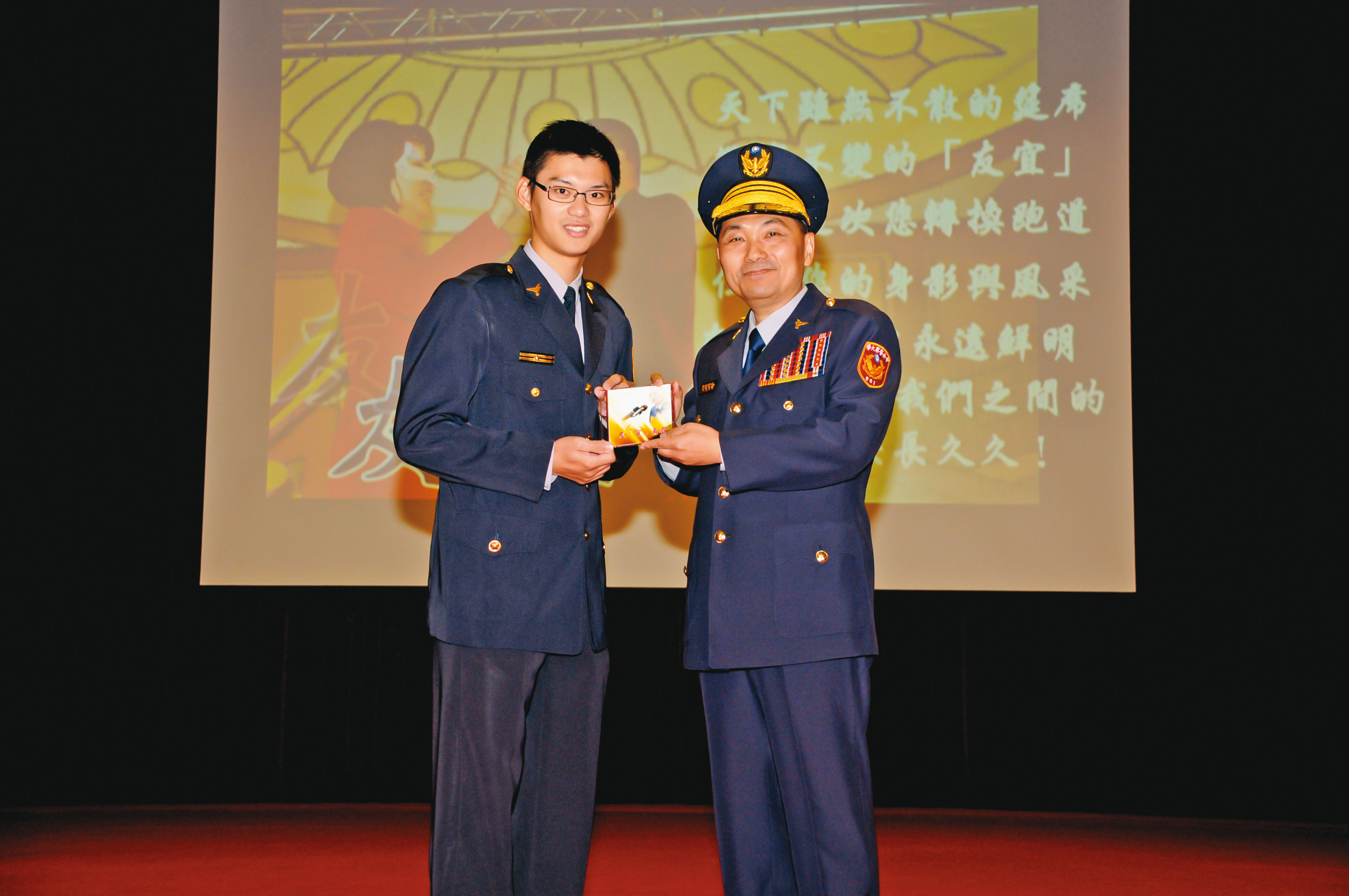 葉韋辰（左）就讀警察大學時，與當時擔任警大校長、現任新北市長侯友宜（右）合影。（葉韋辰提供）