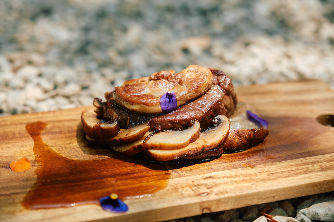 在家也能輕鬆組合上菜「特菇羅西尼牛排」。(FoodGo Box提供)