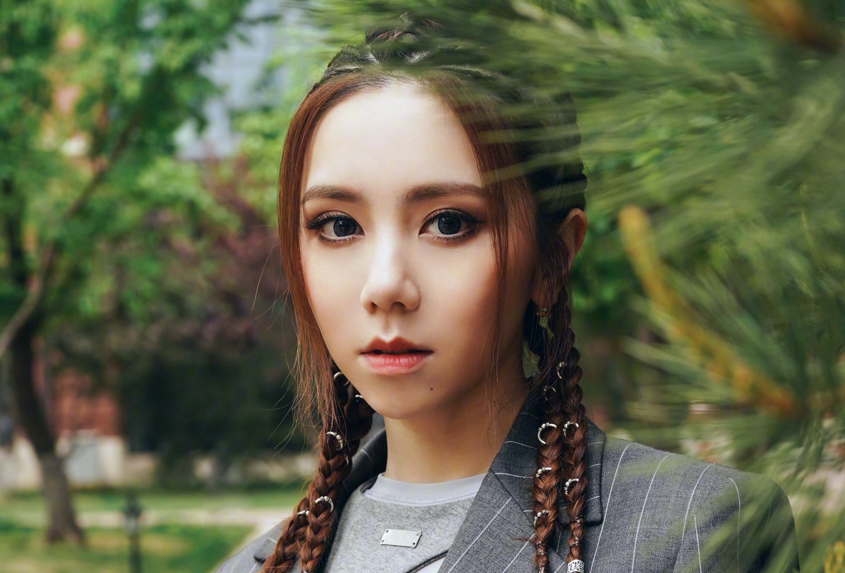 港星鄧紫棋因為疫情關係跟家人一年沒見，昨在微博透露鄧爸爸完成隔離後一起慶生。（翻攝自鄧紫棋微博）