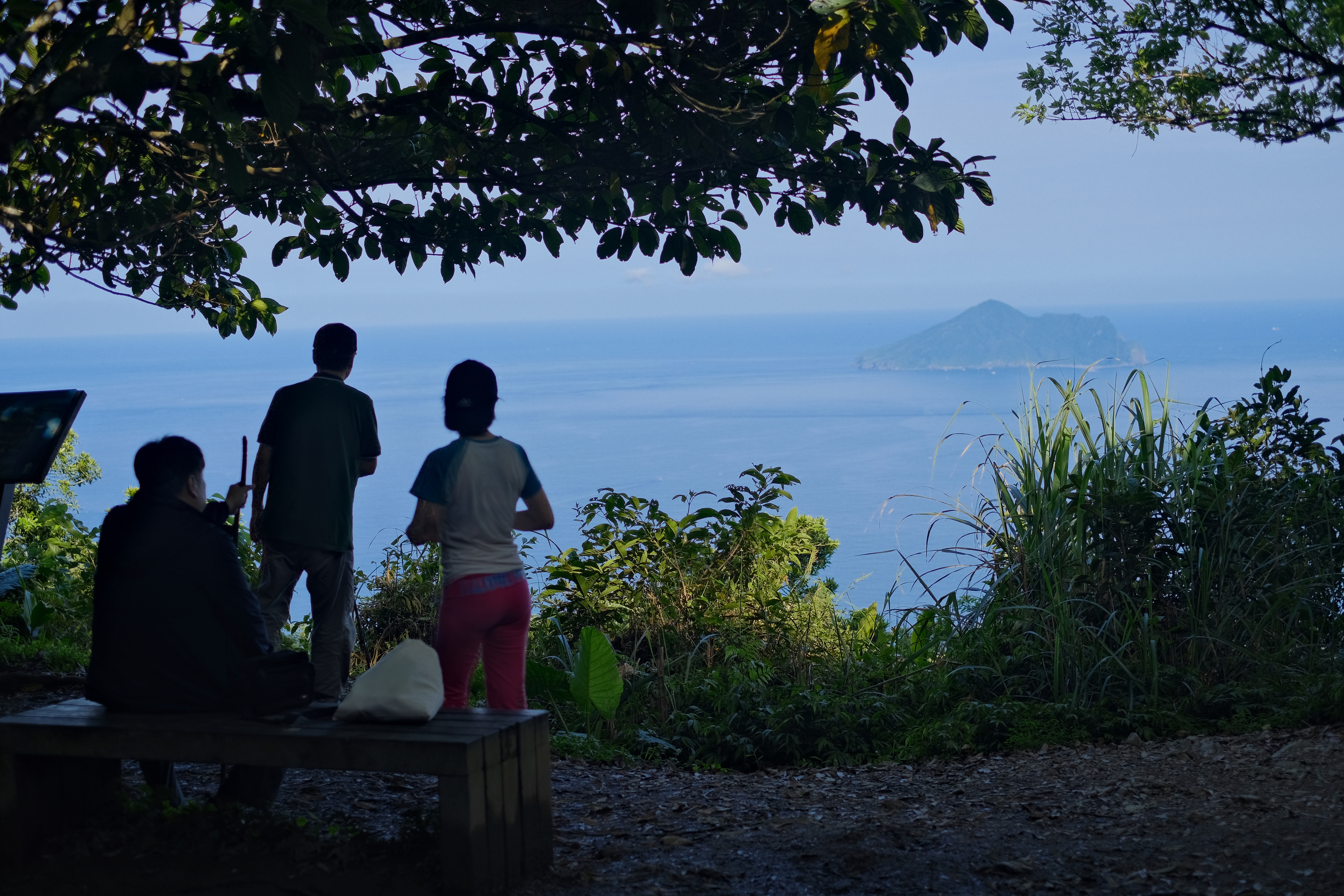 沿著步道往上爬，在觀景台上天氣好時可以遙望龜山島的景緻。