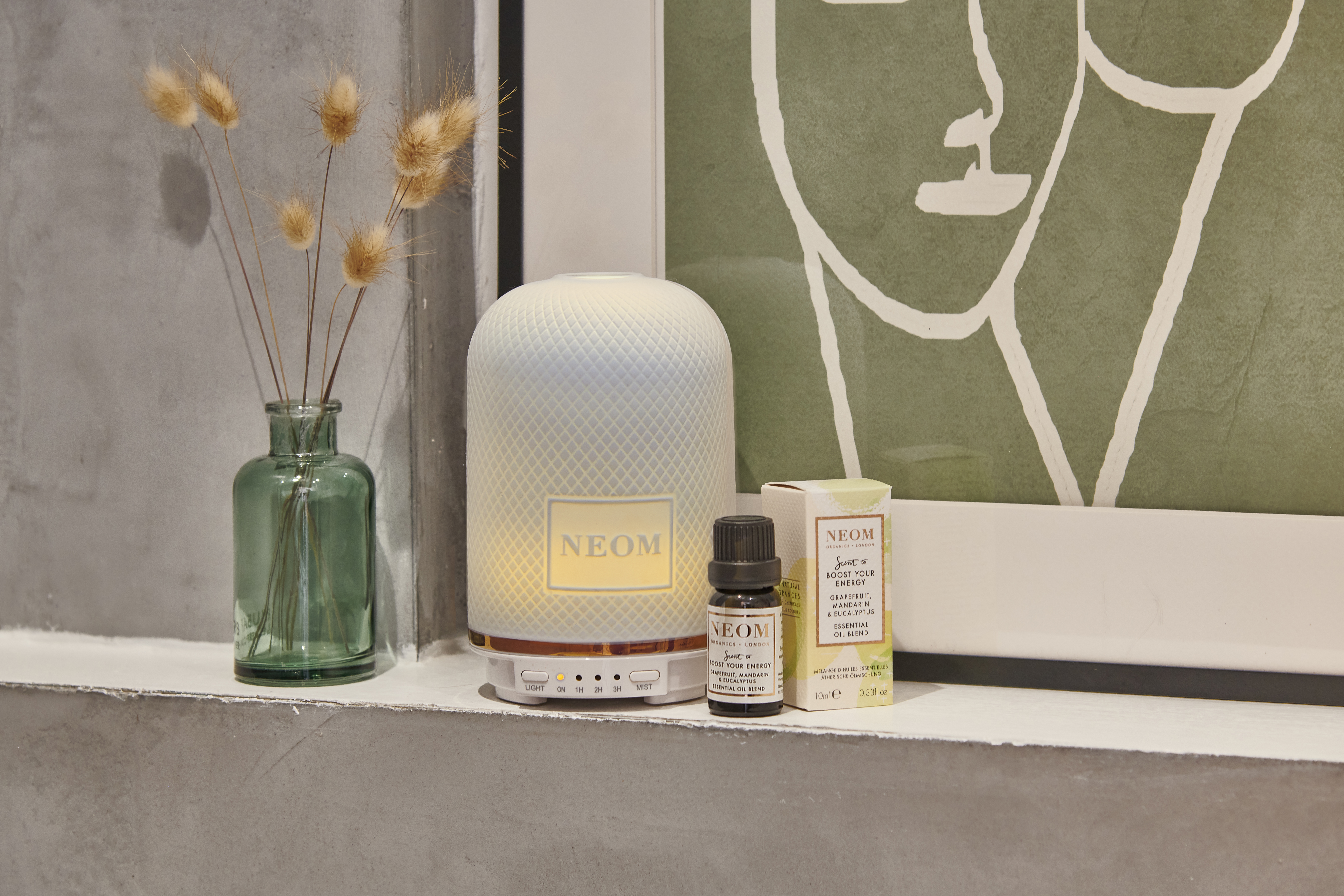 疫情宅家除了做好防疫，隨時調整好自己的心情，不妨在家裡增添一絲香氣，讓自己以正面、積極、樂觀的態度面對接下來的挑戰。NEOM療癒香氛機NT$3,800、NEOM曙光初綻精油NT1,350/10ml。（10/10 HOPE 提供）