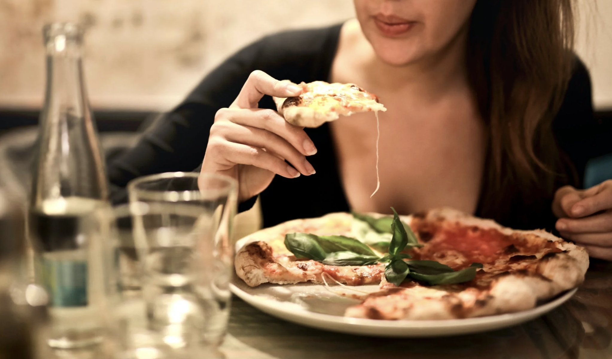 民眾驚見有名婦人不遵守防疫規則，在店內用餐。（示意圖，Pexels）