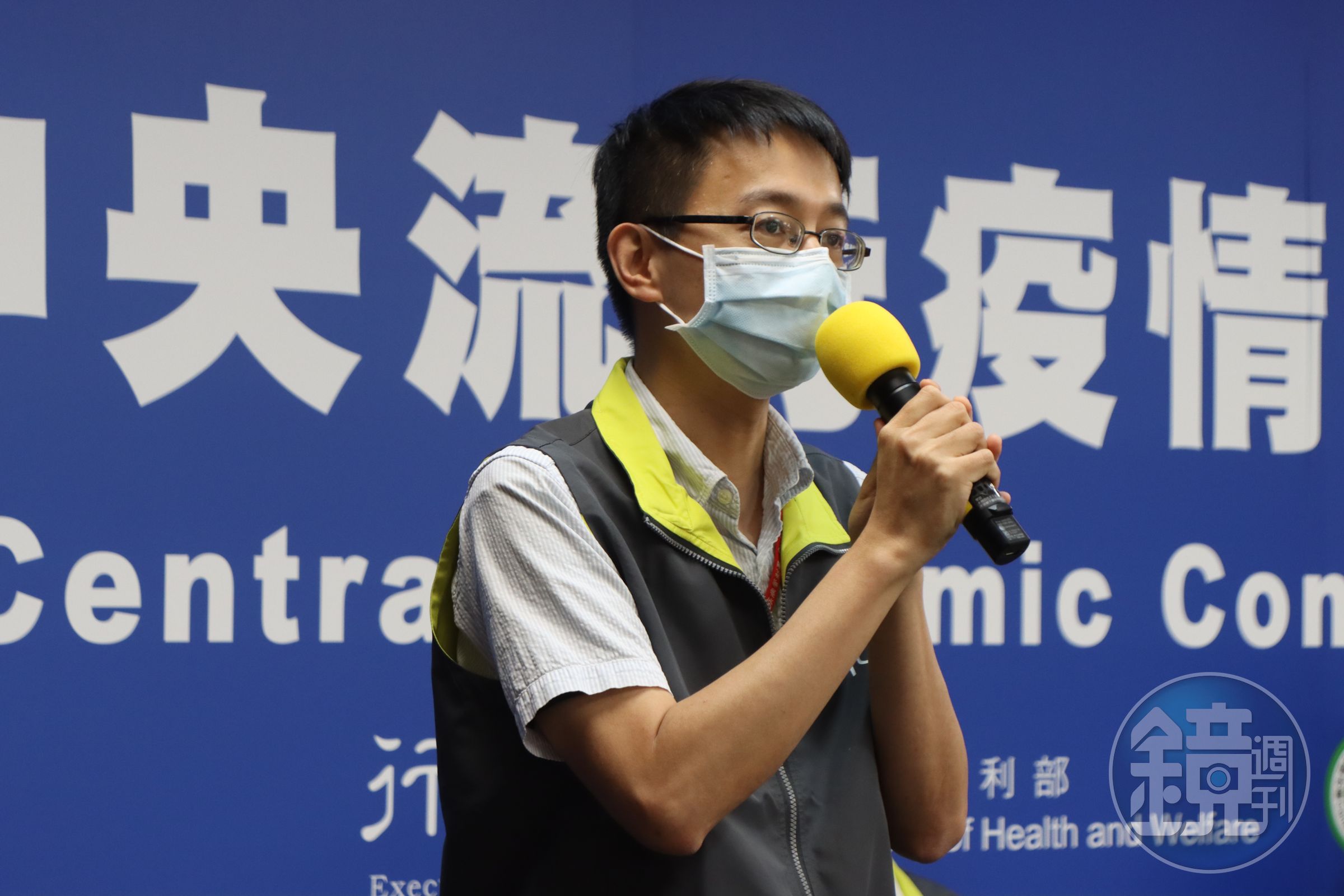 醫療應變組副組長羅一鈞表示，台北血液透析中心爆發院內群聚感染。（翻攝自疾管署YouTube）