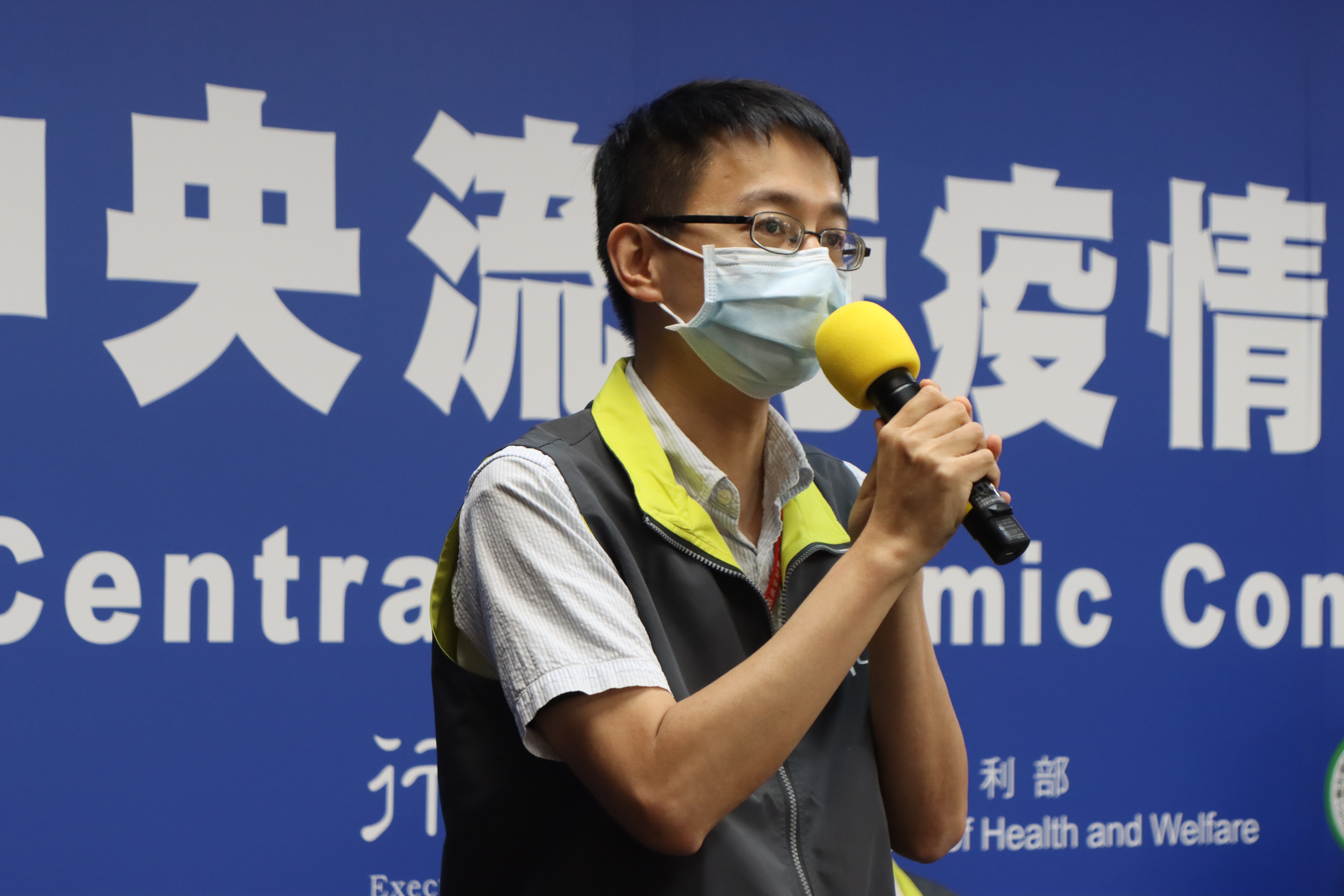 醫療應變組副組長羅一鈞表示，台北血液透析中心爆發院內群聚感染。（翻攝自疾管署YouTube）