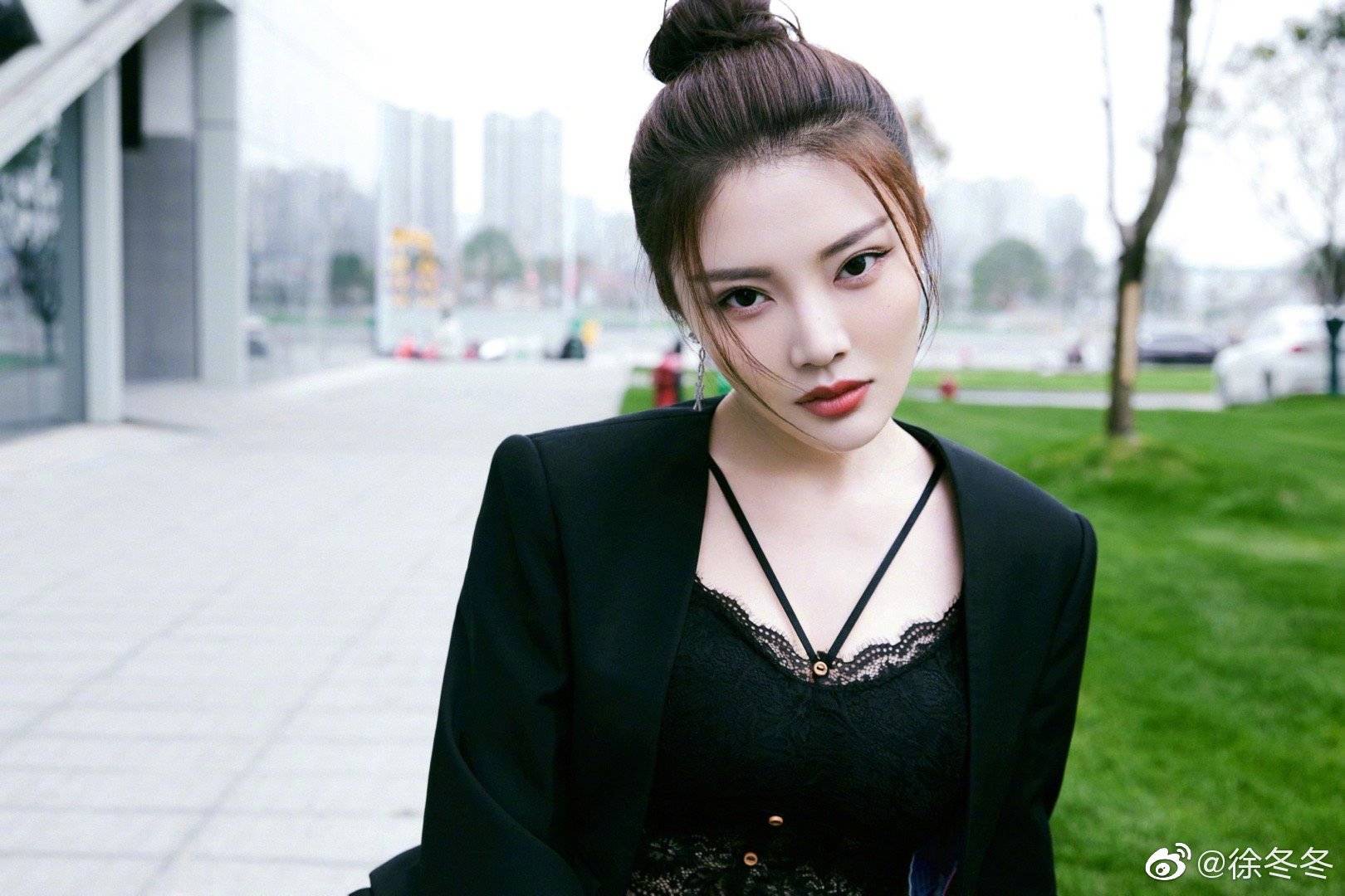 31歲的徐冬冬擁有天使臉孔與E罩杯的火辣身材，而擁「大陸第一美胸」稱號。（翻攝自徐冬冬微博）